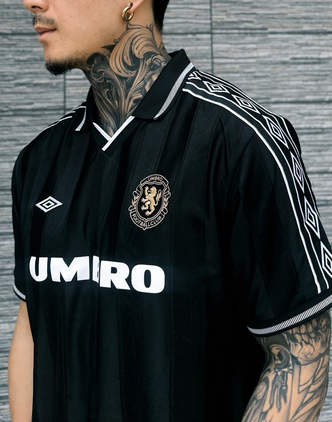 Umbro 茵寶 美式復古 條紋 黑色Polo衫 足球文化系列 字母徽章 短袖上衣 男女同款 運動休閒百搭T恤 Polo潮T Jun25