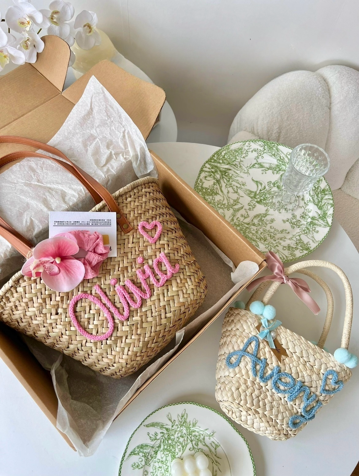 𝐊𝐫.𝐈𝐀𝐌 x 𝐓𝐡𝐚𝐢𝐥𝐚𝐧𝐝 𝐇𝐚𝐧𝐝𝐦𝐚𝐝𝐞 復古風繡字草編織單肩袋