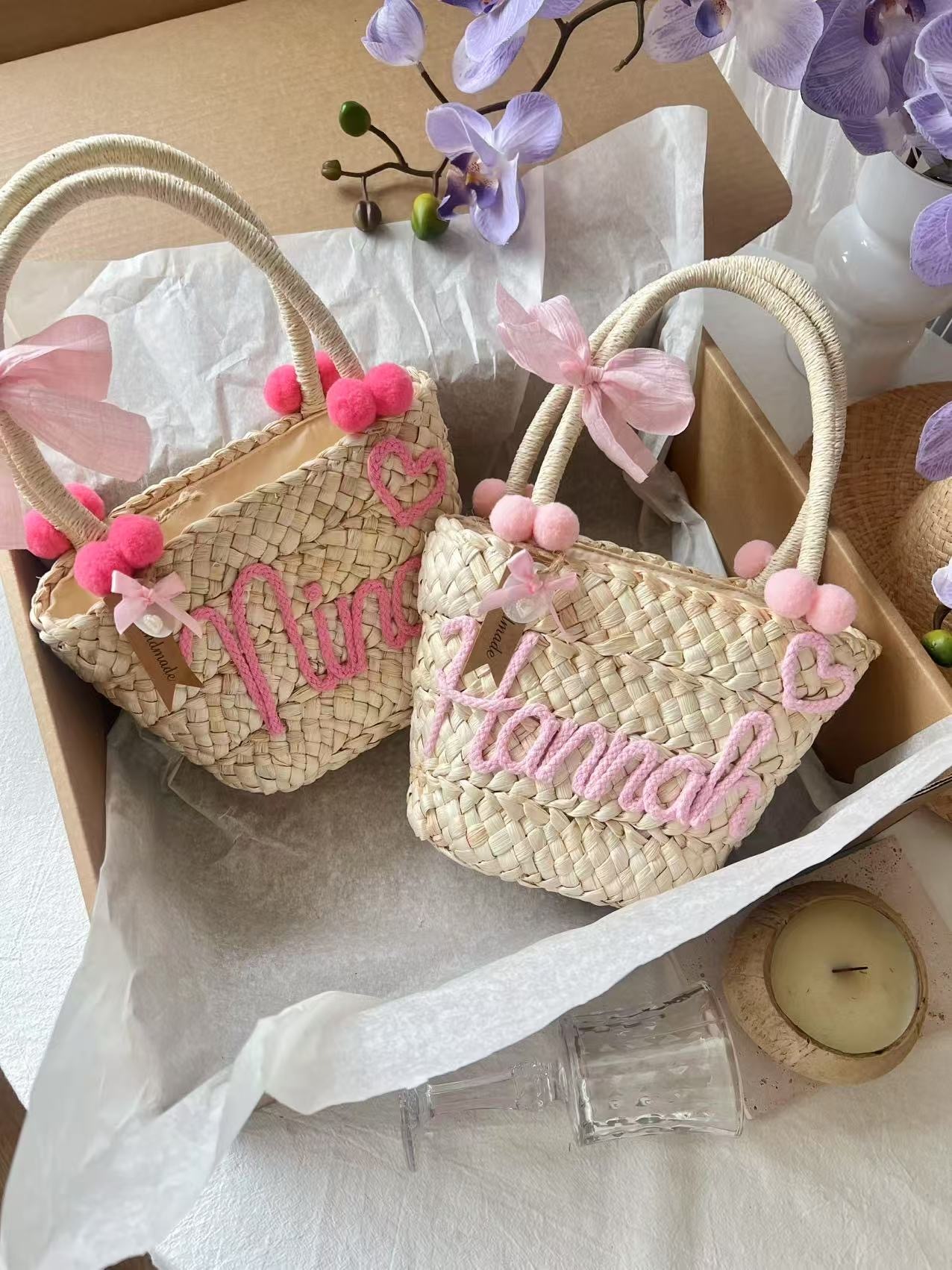 𝐊𝐫.𝐈𝐀𝐌 x 𝐓𝐡𝐚𝐢𝐥𝐚𝐧𝐝 𝐇𝐚𝐧𝐝𝐦𝐚𝐝𝐞 繡字草編織栗米小包 (手提/斜揹二用)