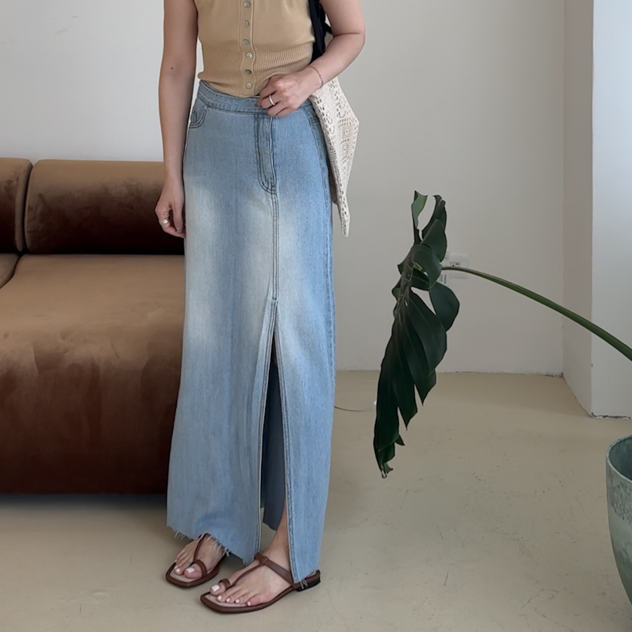 斜釦開衩牛仔軟料淺刷牛仔長裙(S/斷貨款)