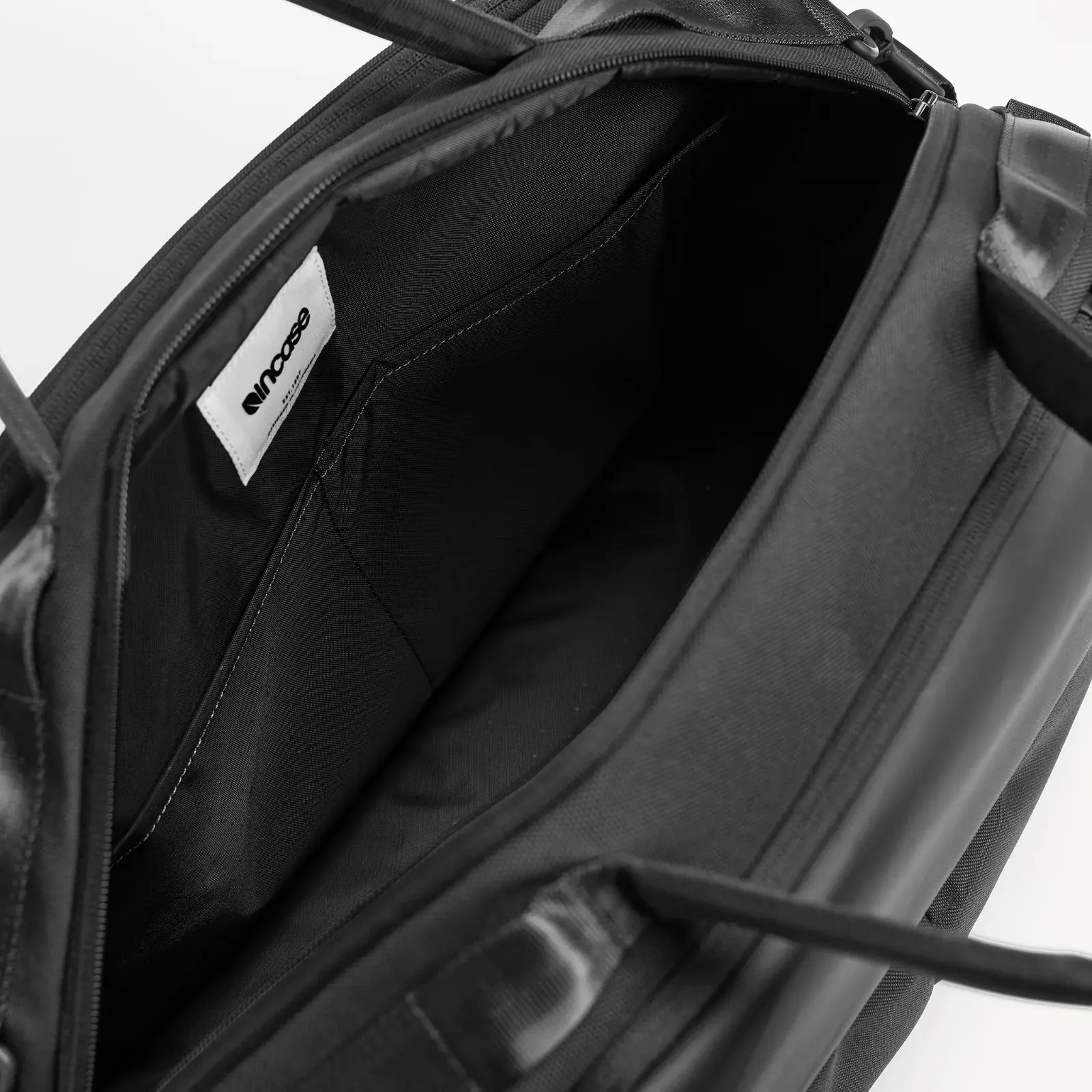 Incase A.R.C. 防水多功能週末旅行袋- 40L #INCO100686-BLK