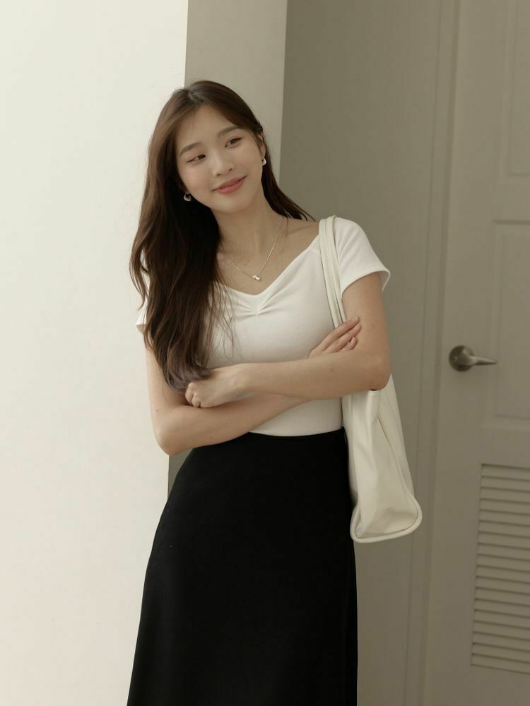 微V領抓皺合身坑紋上衣