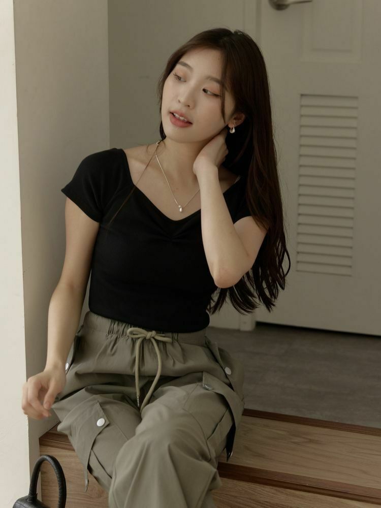 微V領抓皺合身坑紋上衣