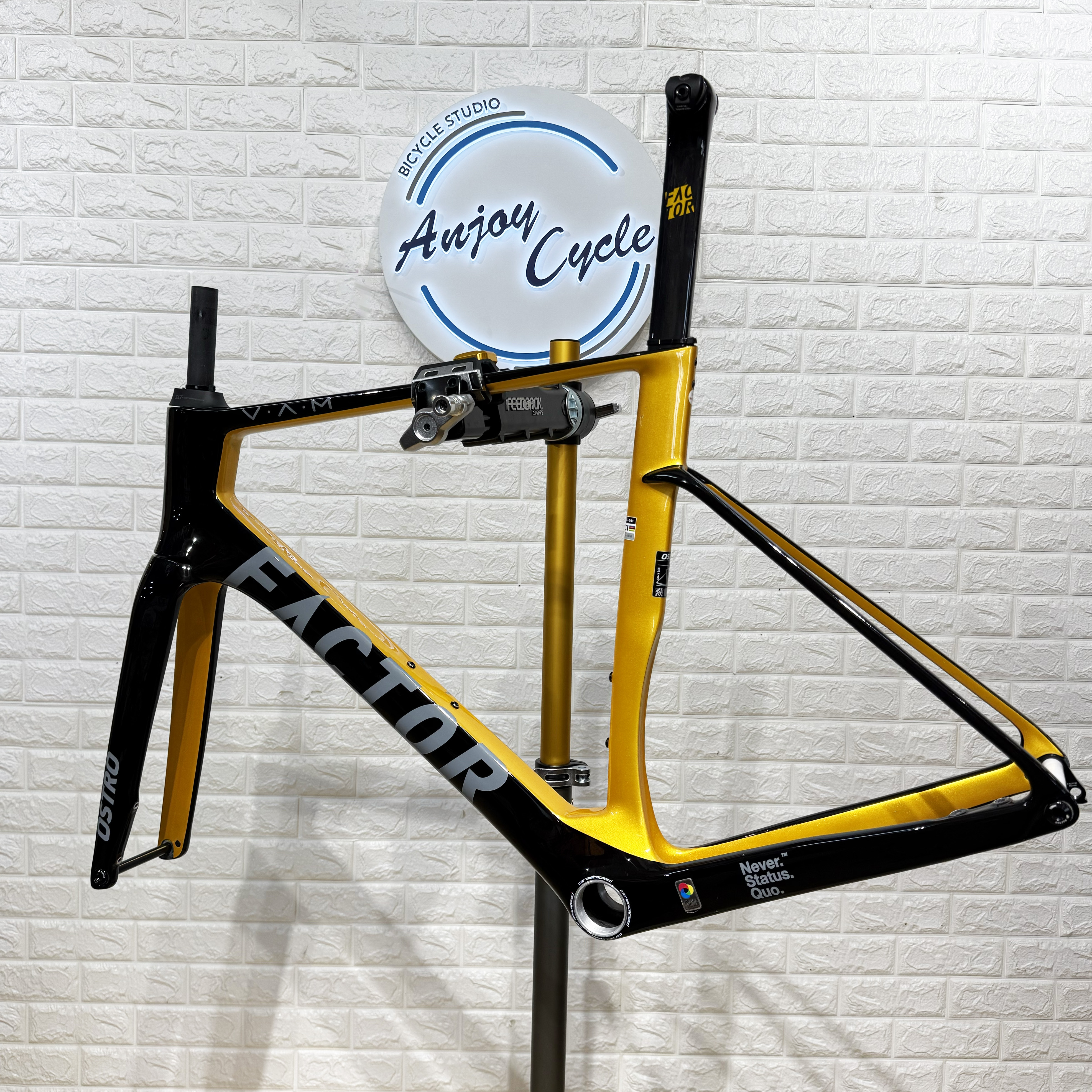 Factor OSTRO VAM Frameset Gloss Black/Olympic Gold Custom Paint