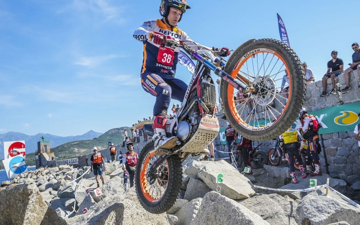 Toni Bou 奪下 TrialGP 2025 科西嘉站勝利，高難度技術區域