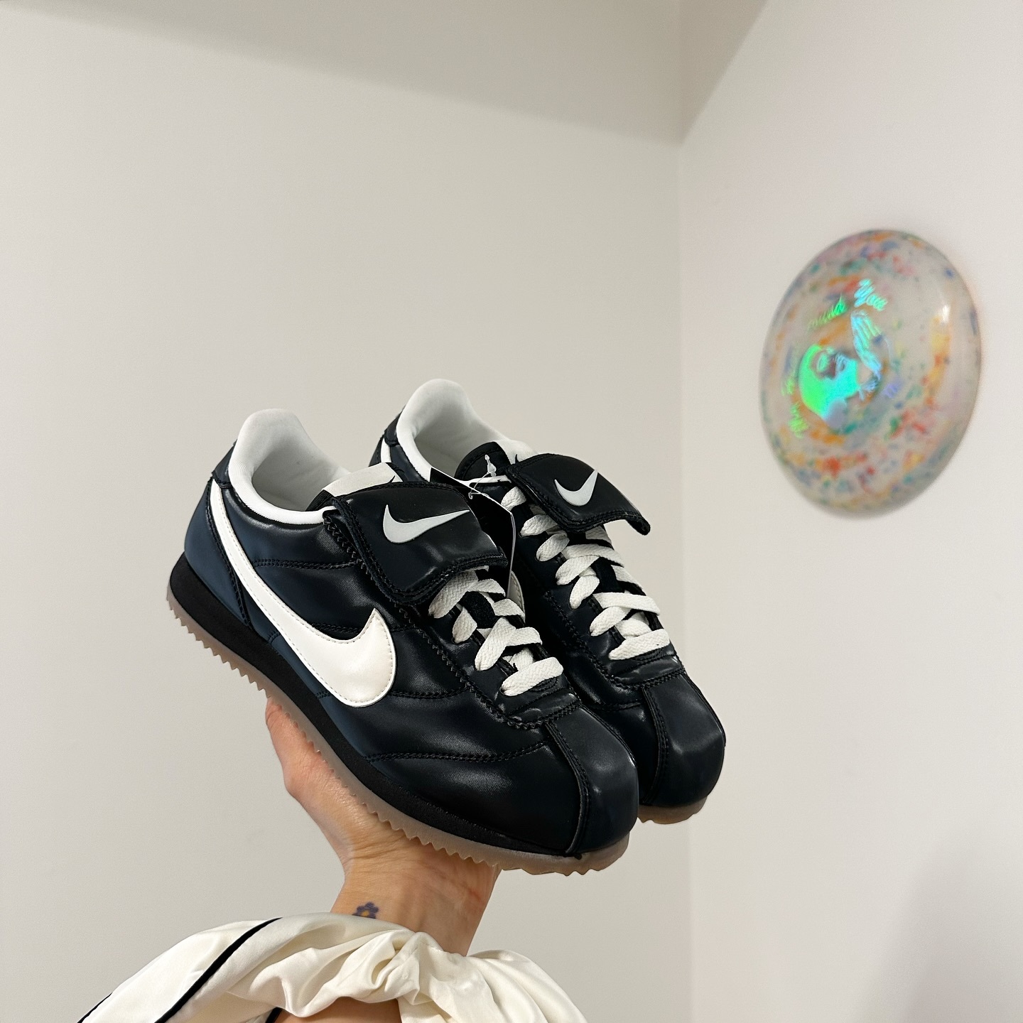 Nike Cortez SE 日本新款 黑色 白勾勾 皮革  翻蓋 翻鞋舌 阿甘鞋 IM4843-010