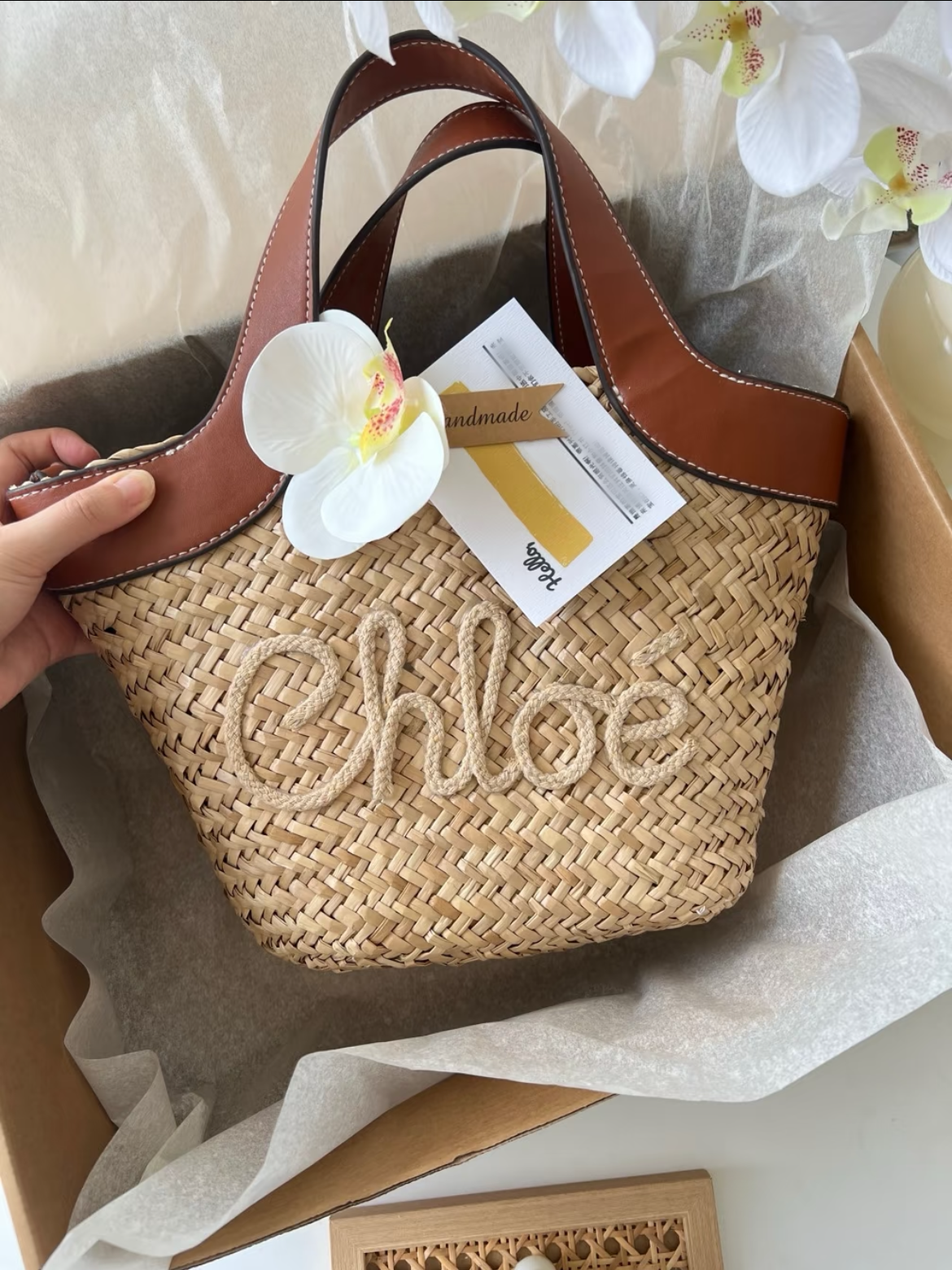 𝐊𝐫.𝐈𝐀𝐌 x 𝐓𝐡𝐚𝐢𝐥𝐚𝐧𝐝 𝐇𝐚𝐧𝐝𝐦𝐚𝐝𝐞 巴黎風繡字草編織拿鐵手提袋