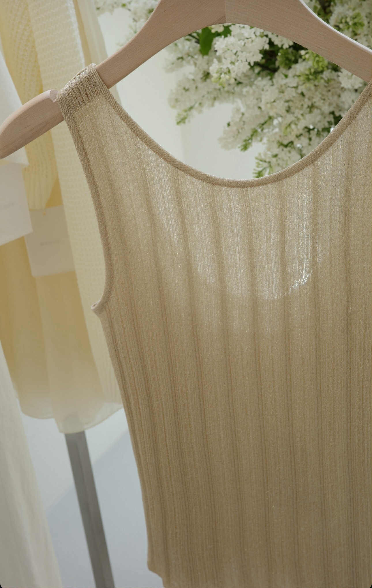 QC39 小奢華人造絲金紗感針織背心