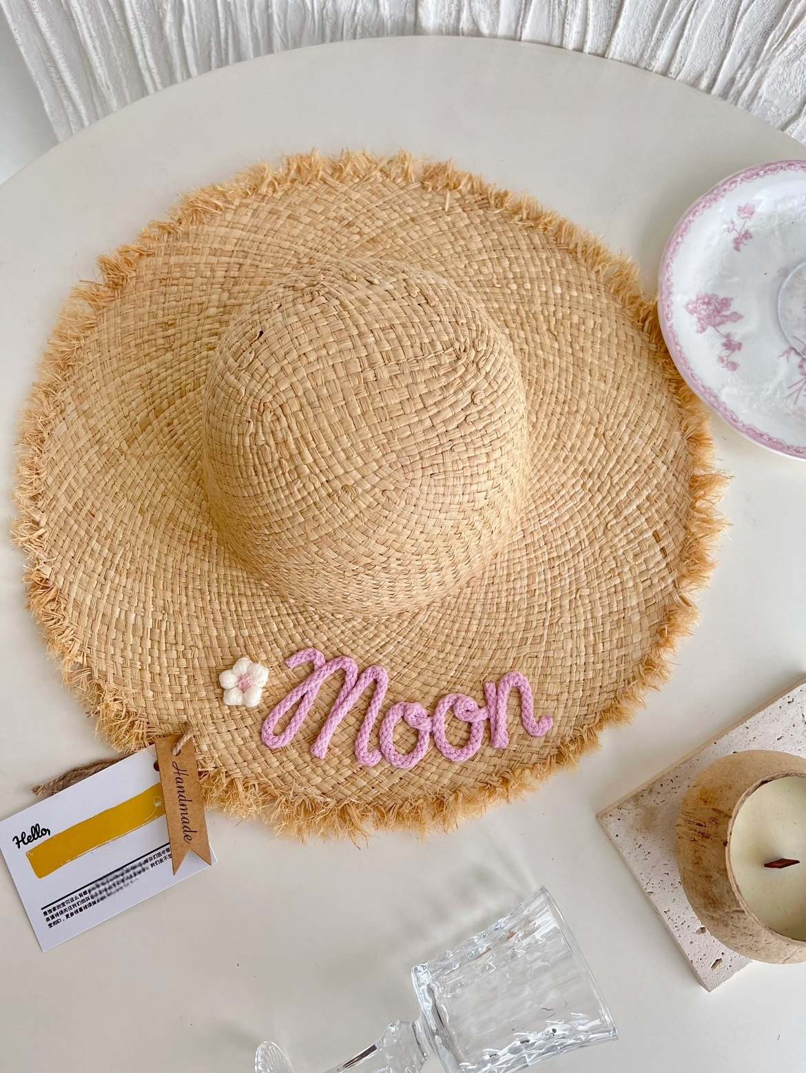 𝐊𝐫.𝐈𝐀𝐌 x 𝐓𝐡𝐚𝐢𝐥𝐚𝐧𝐝 𝐇𝐚𝐧𝐝𝐦𝐚𝐝𝐞 繡字草編織太陽帽