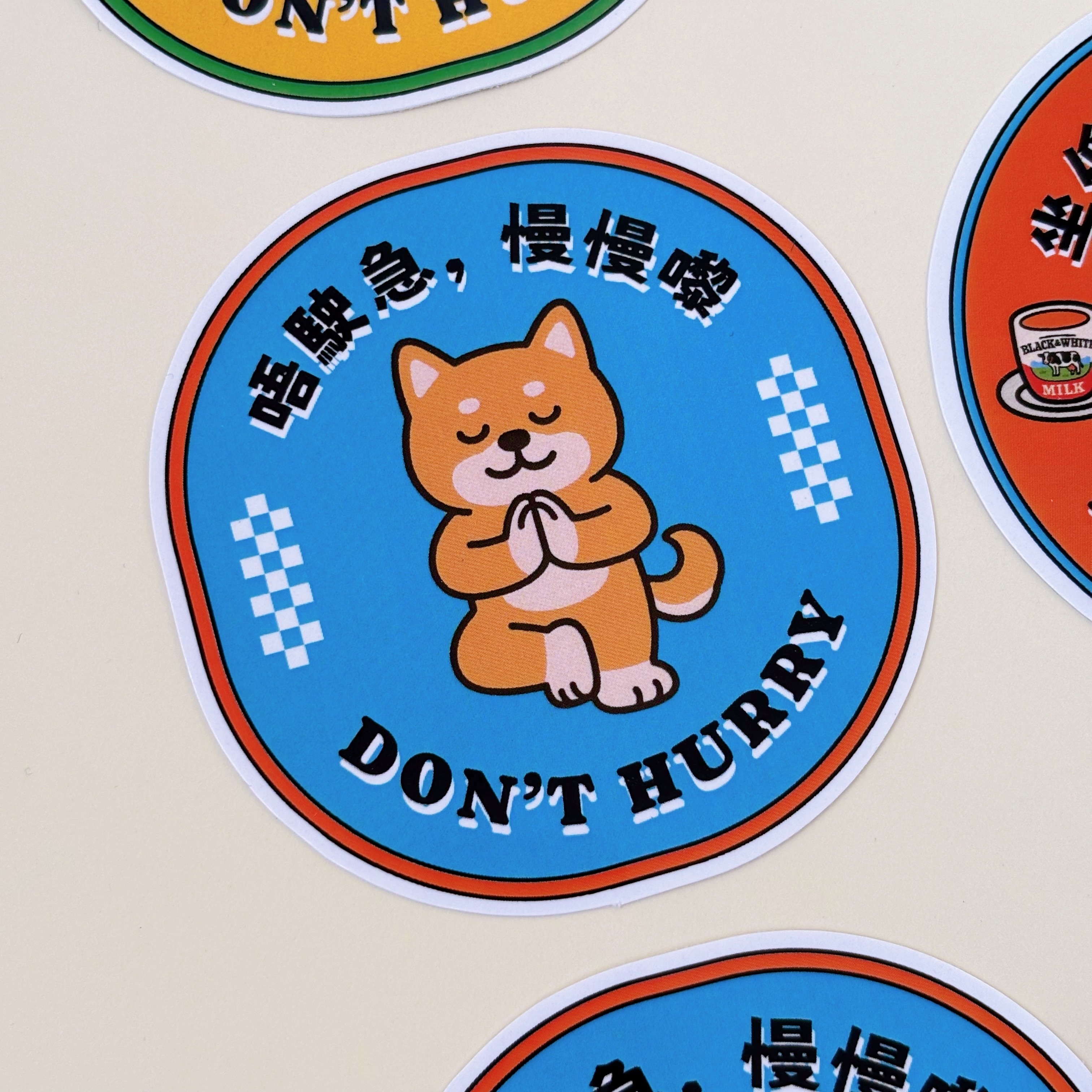 汪喵香港遊系列  |  唔駛急 慢慢嚟 PVC貼紙