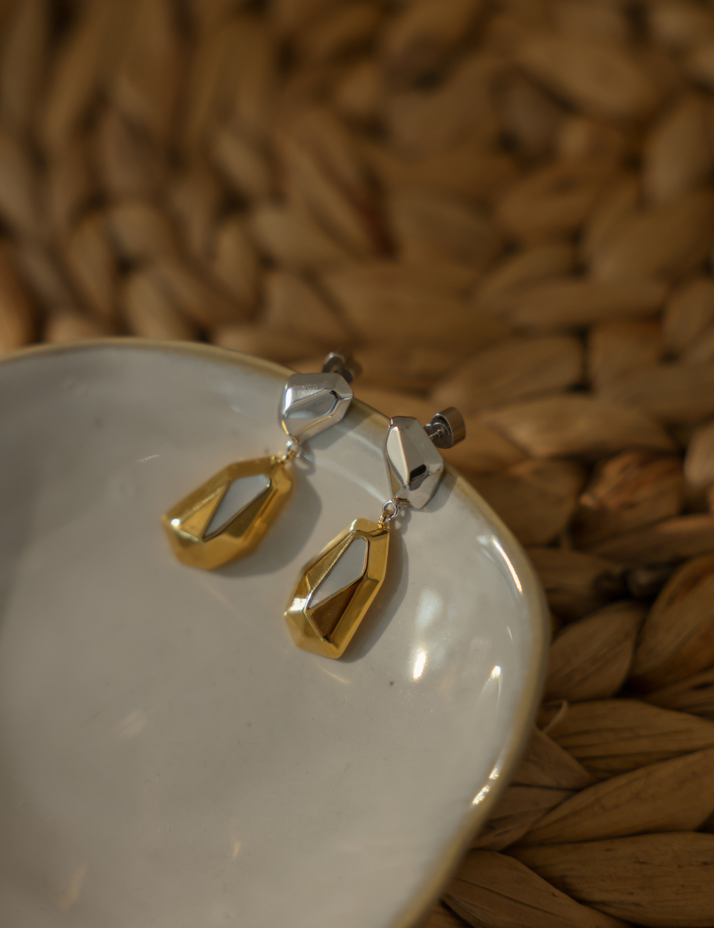 刻面母貝雙色耳環