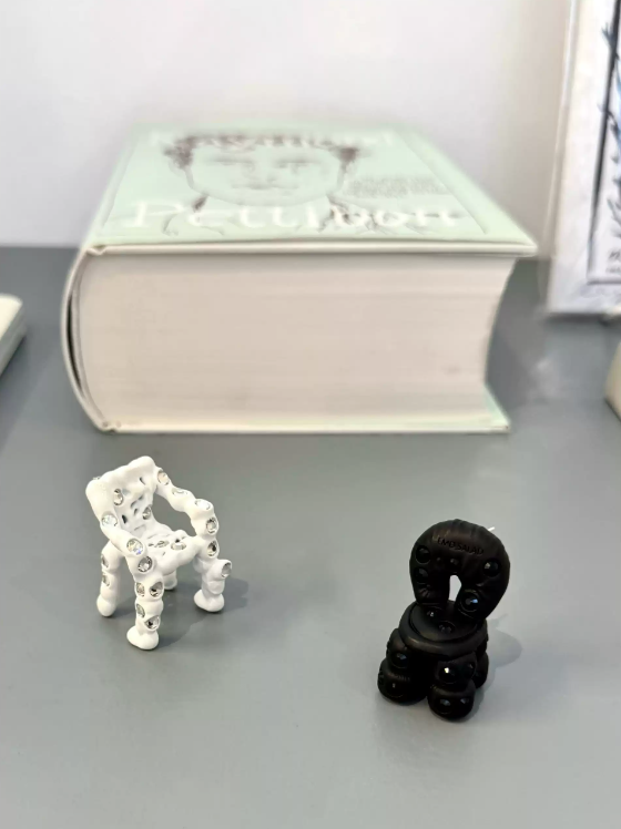 EMOSALAD 3D打印黑白椅子不對稱耳環