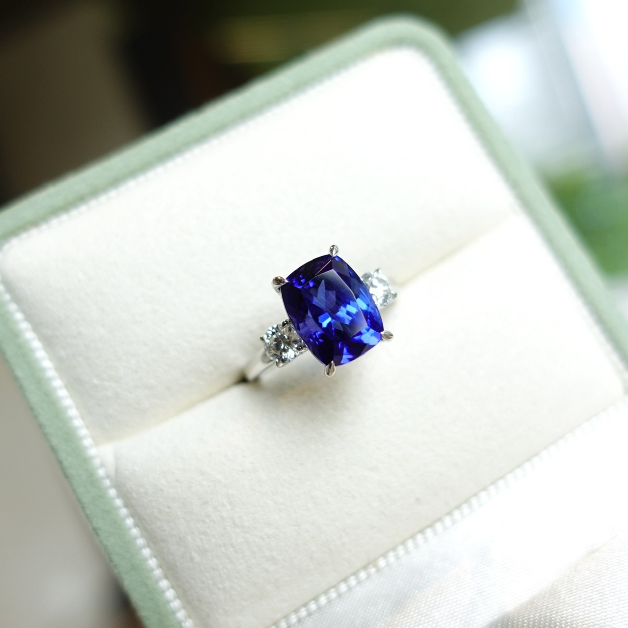 稀有皇家藍色級5.52ct 坦桑石18K金鑽石戒指-枕形切 (帶GUILD證書)