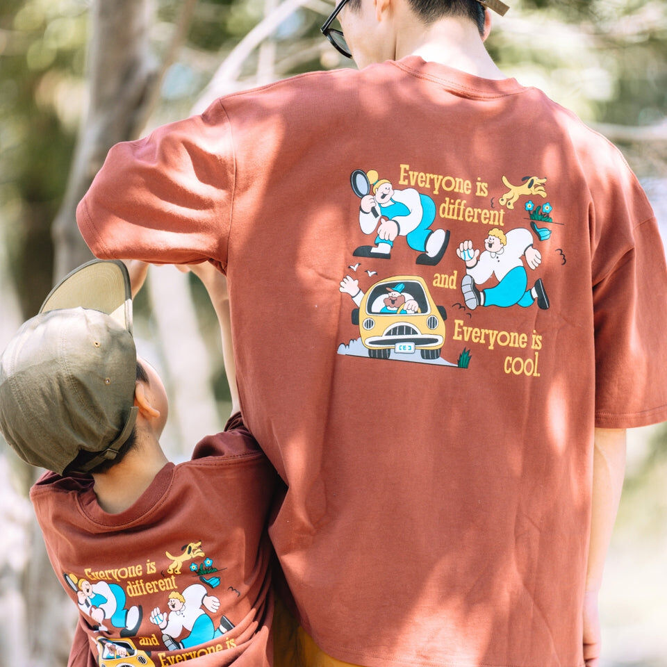 日本 KAKKOE - everyone is different 親子 純棉短袖上衣 (咖啡色，大人M)