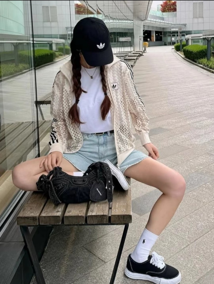 adidas 女款 神奇白 立領 拉鍊 長袖外套 徽標設計 運動風 休閒百搭 輕便防風 上衣 originals 長版夾克 Jun25