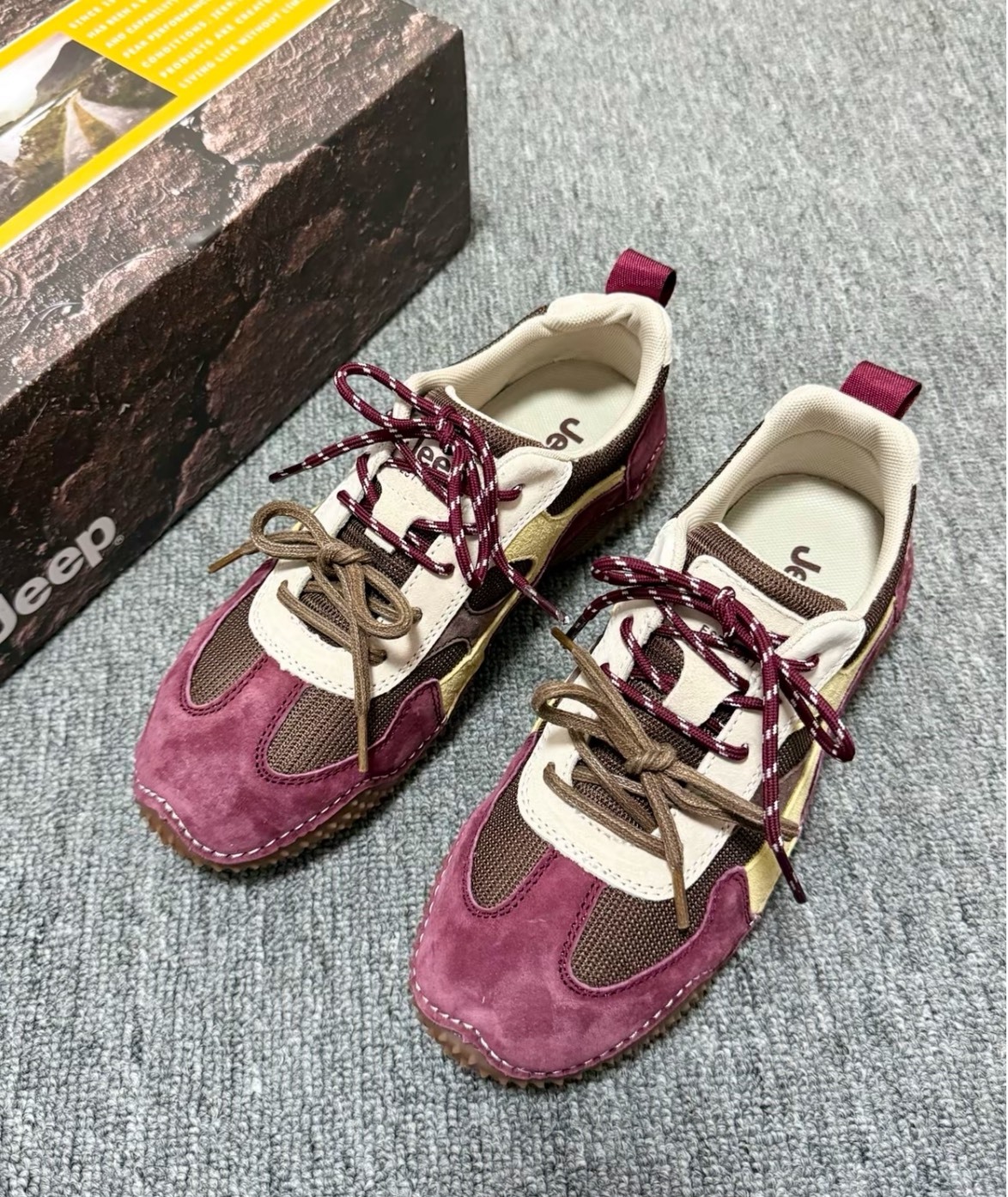 Jeep 吉普 女款 酒紅色 防滑 軟底 透氣 輕量 低幫 休閒鞋 運動鞋 戶外 踏青 潮流百搭 舒適平衡鞋 Jun25