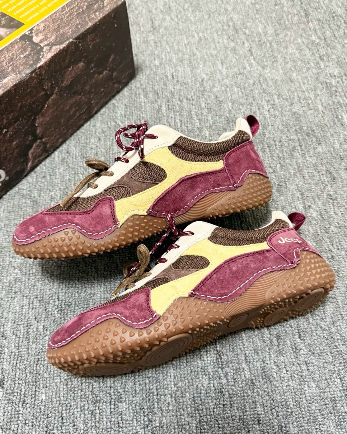 Jeep 吉普 女款 酒紅色 防滑 軟底 透氣 輕量 低幫 休閒鞋 運動鞋 戶外 踏青 潮流百搭 舒適平衡鞋 Jun25