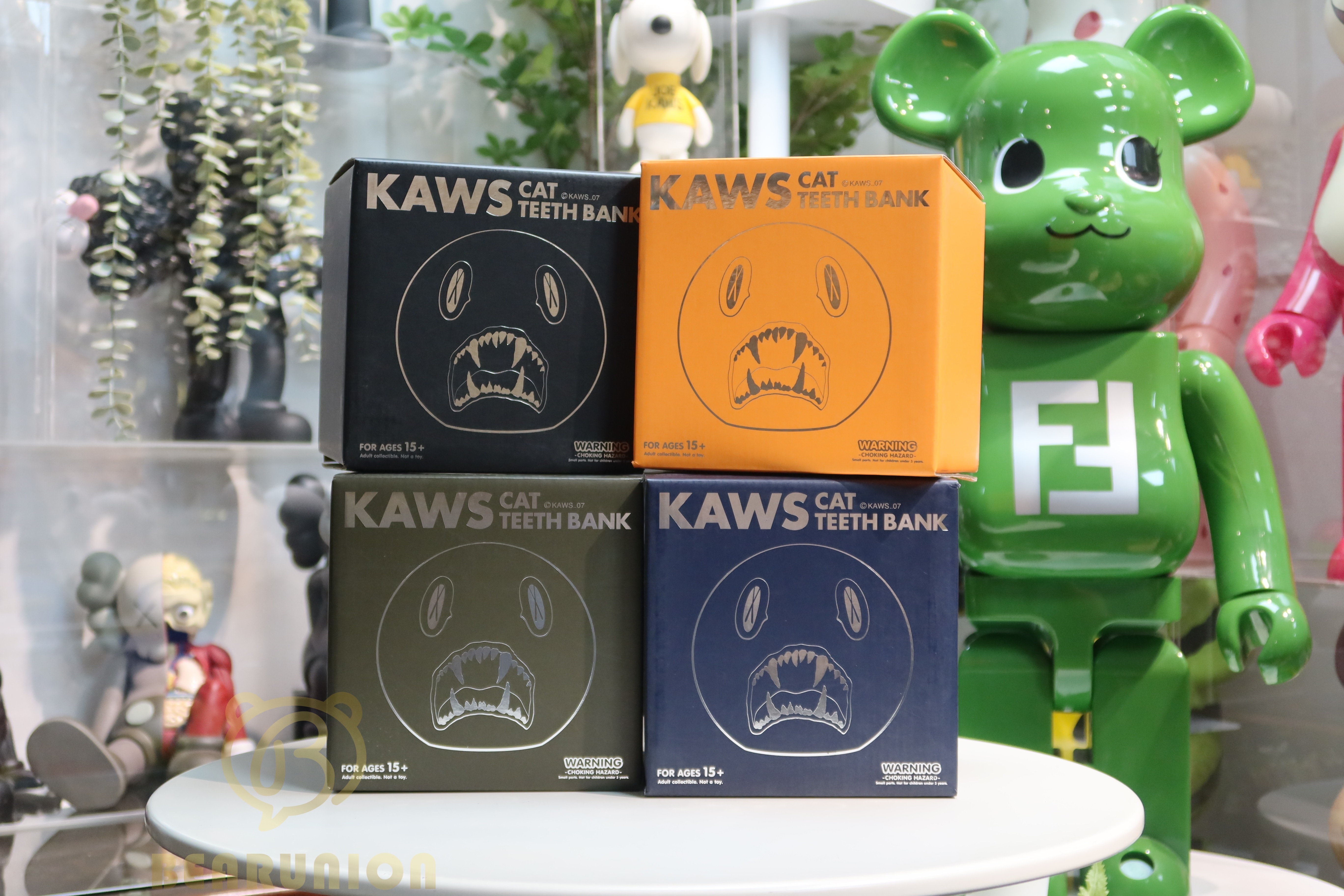 🥇現貨🥇KAWS Cat Teeth Bank Vinyl Figure