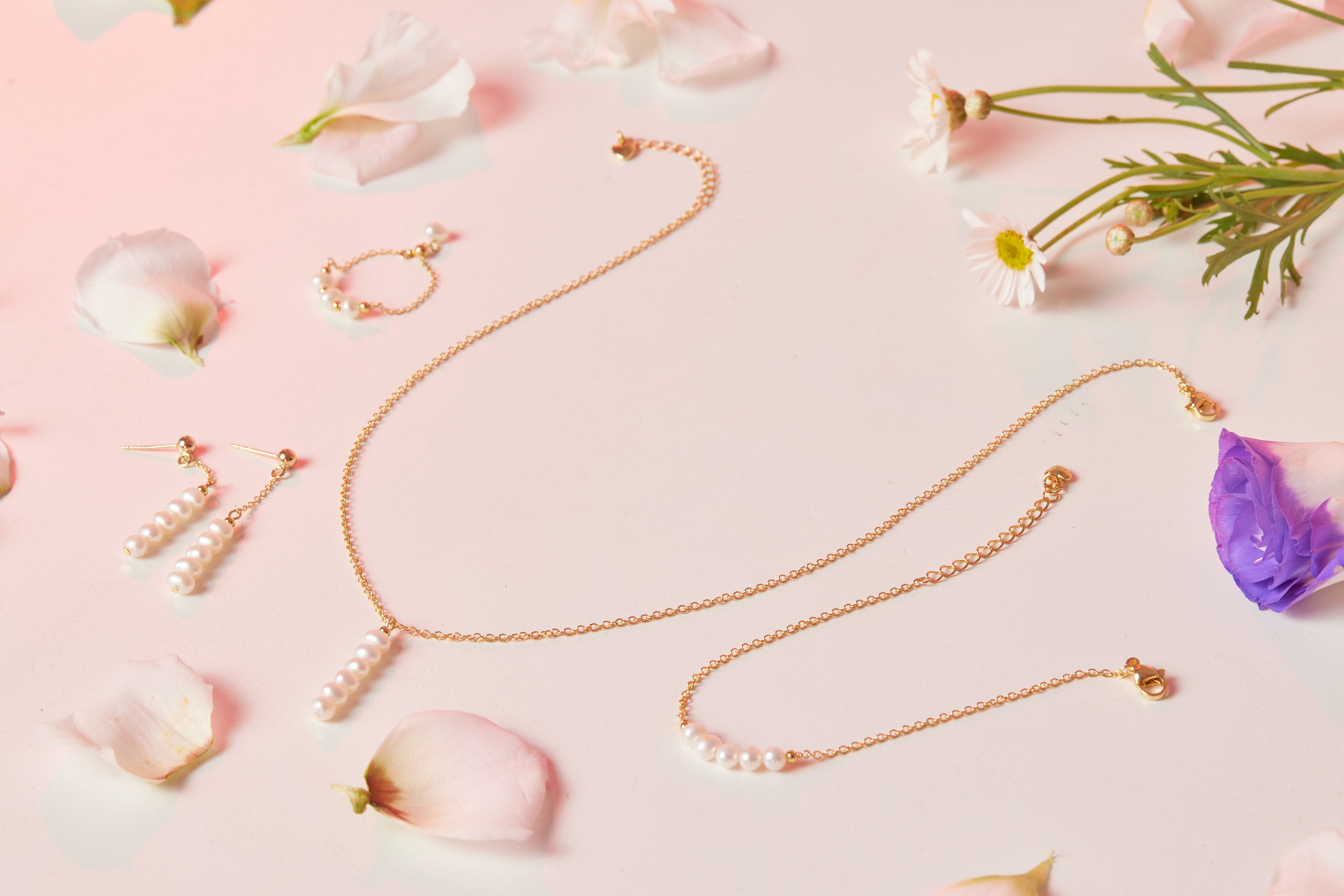 珍珠飾品與花瓣擺拍，營造溫柔氛圍感。