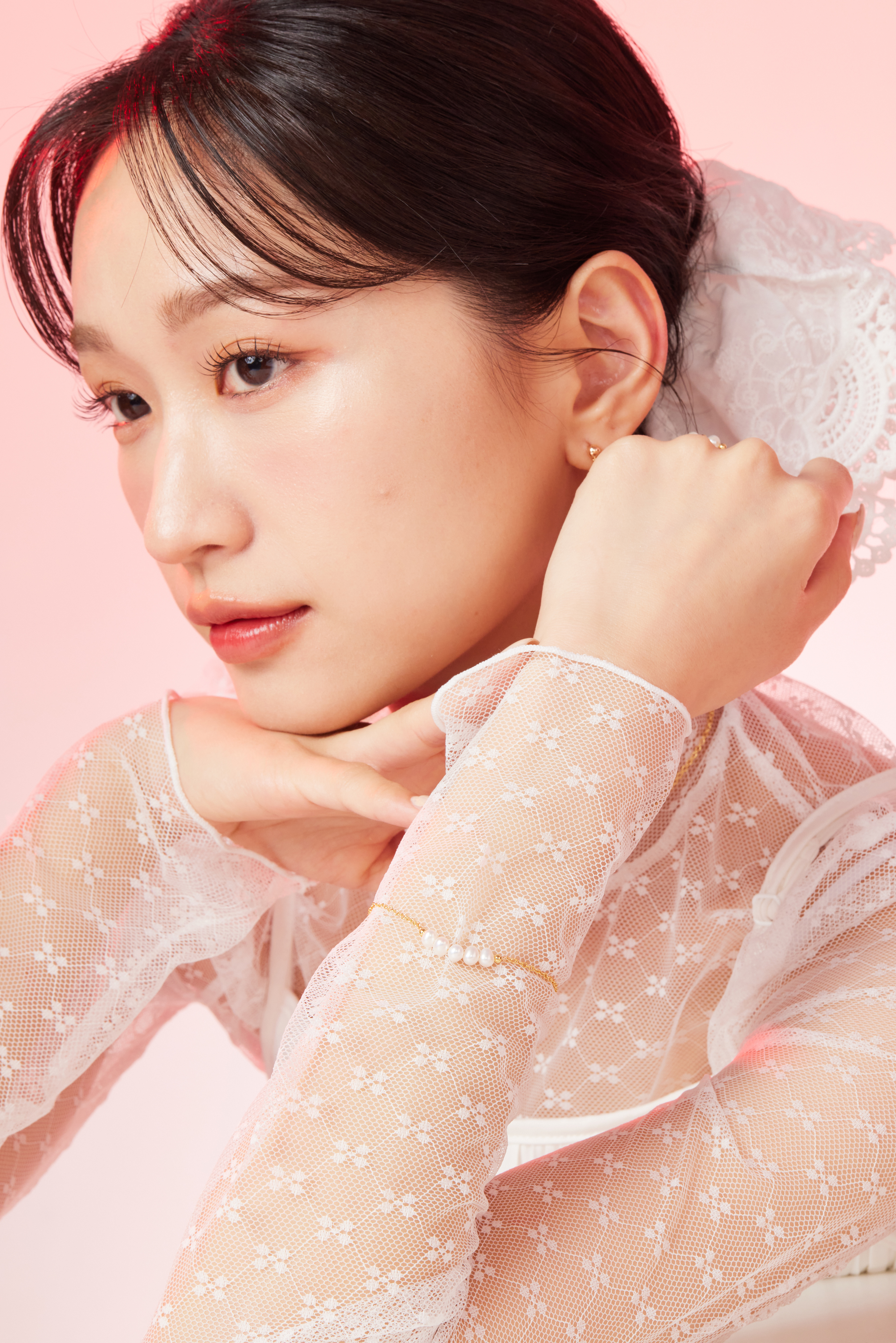 模特佩戴全套飾品的半身照，搭配淺色服飾自然柔和。