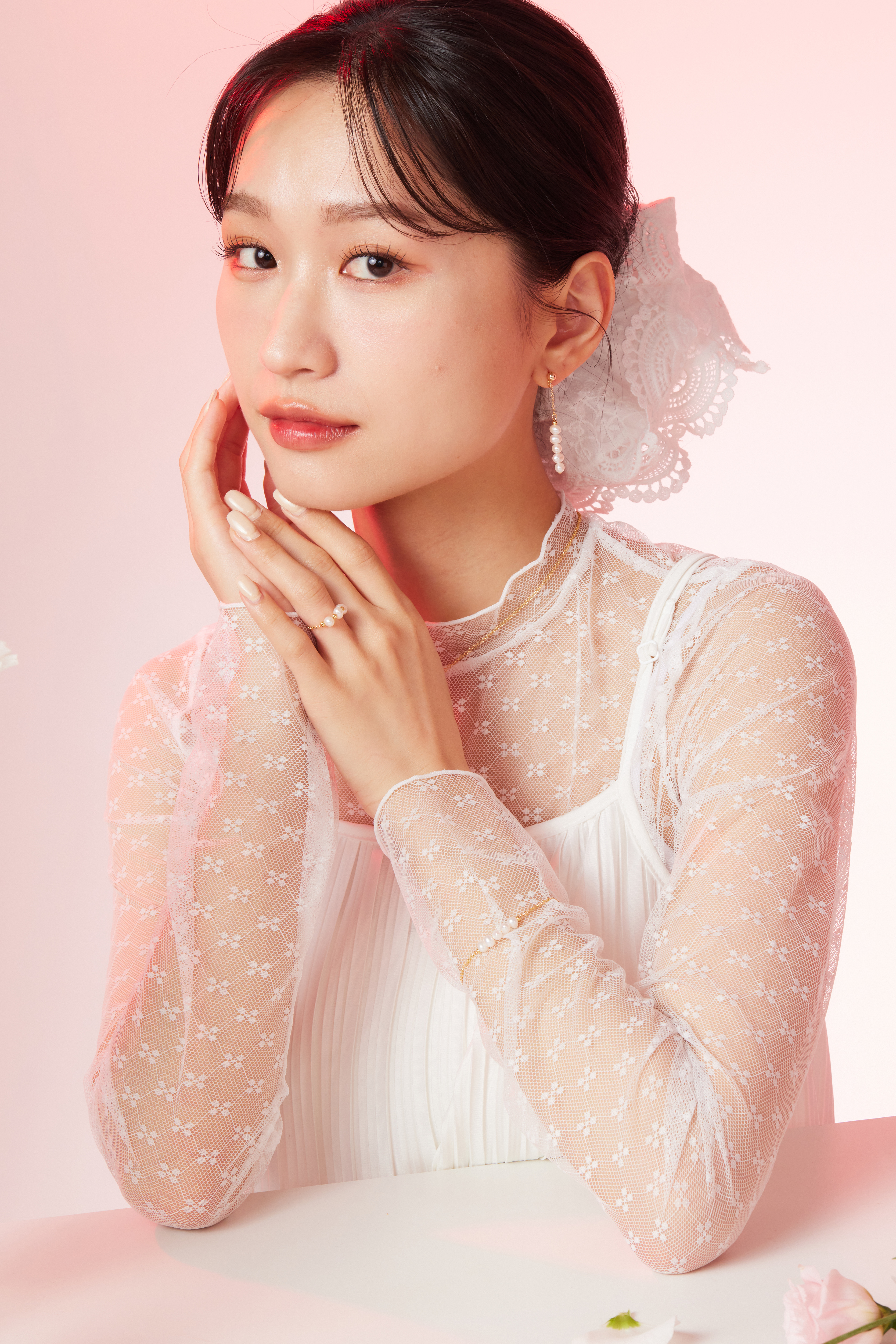 模特配戴全套珍珠飾品，展現柔美典雅氣質。