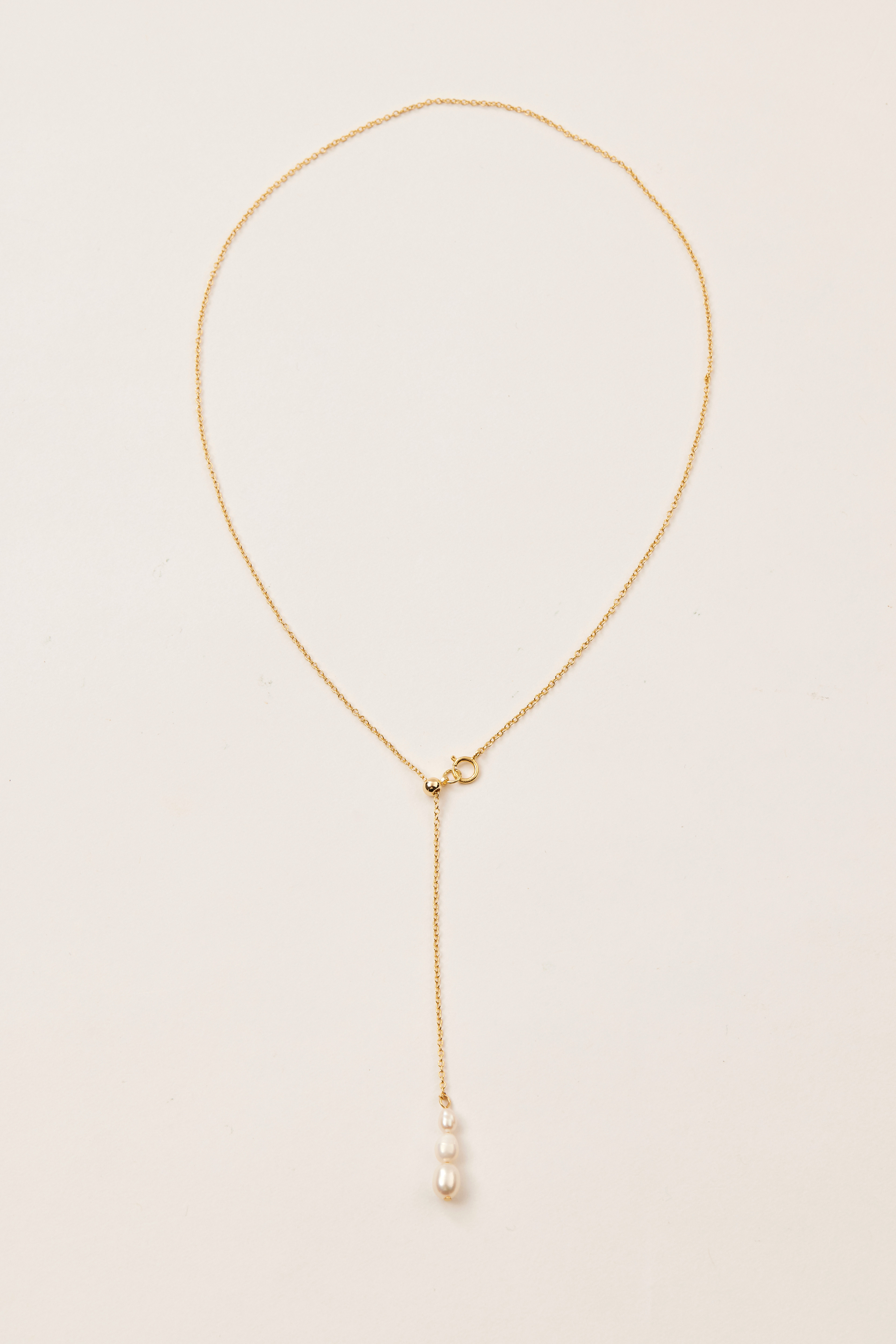 Y字珍珠項鍊全景平拍照，展現鏈條與珍珠配置。