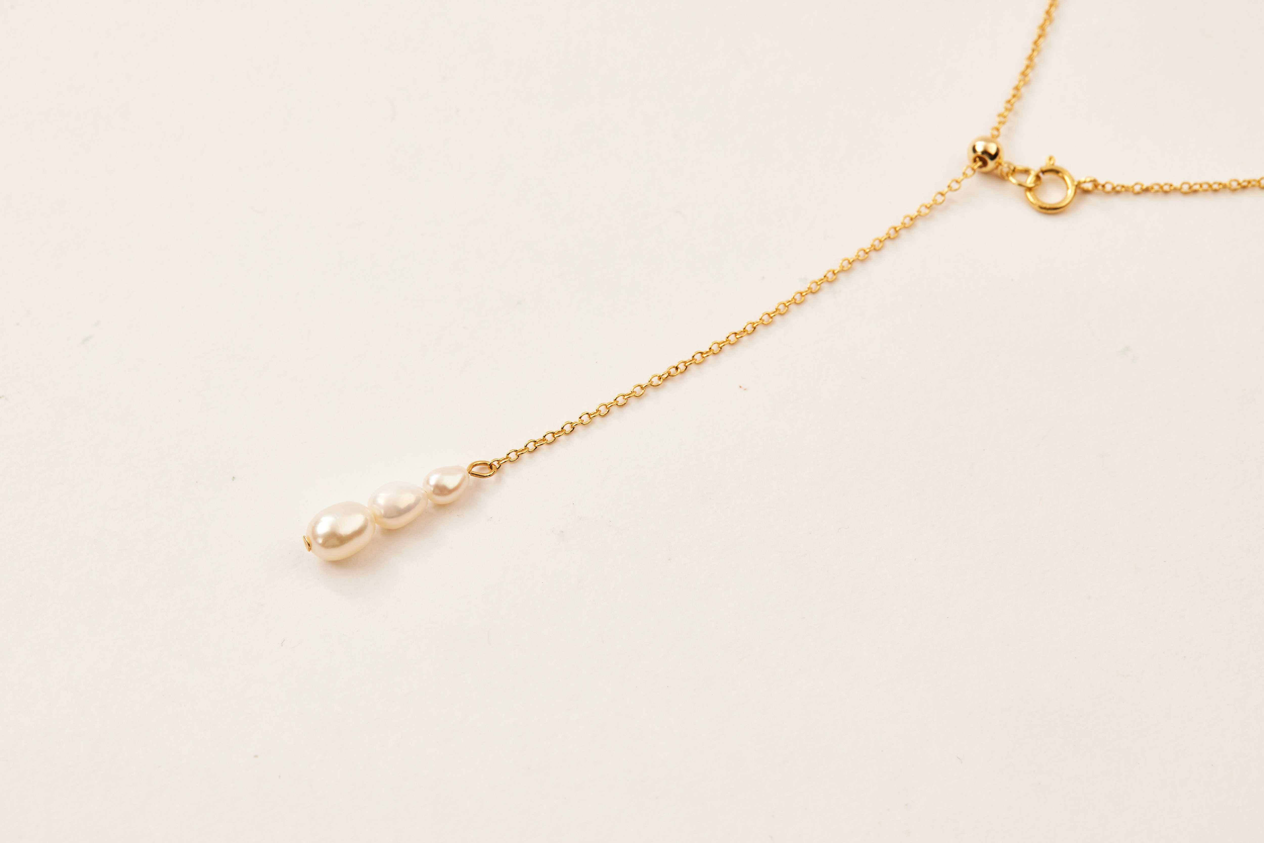 珍珠與滑珠細節特寫，呈現鍊身質感與自然光澤。