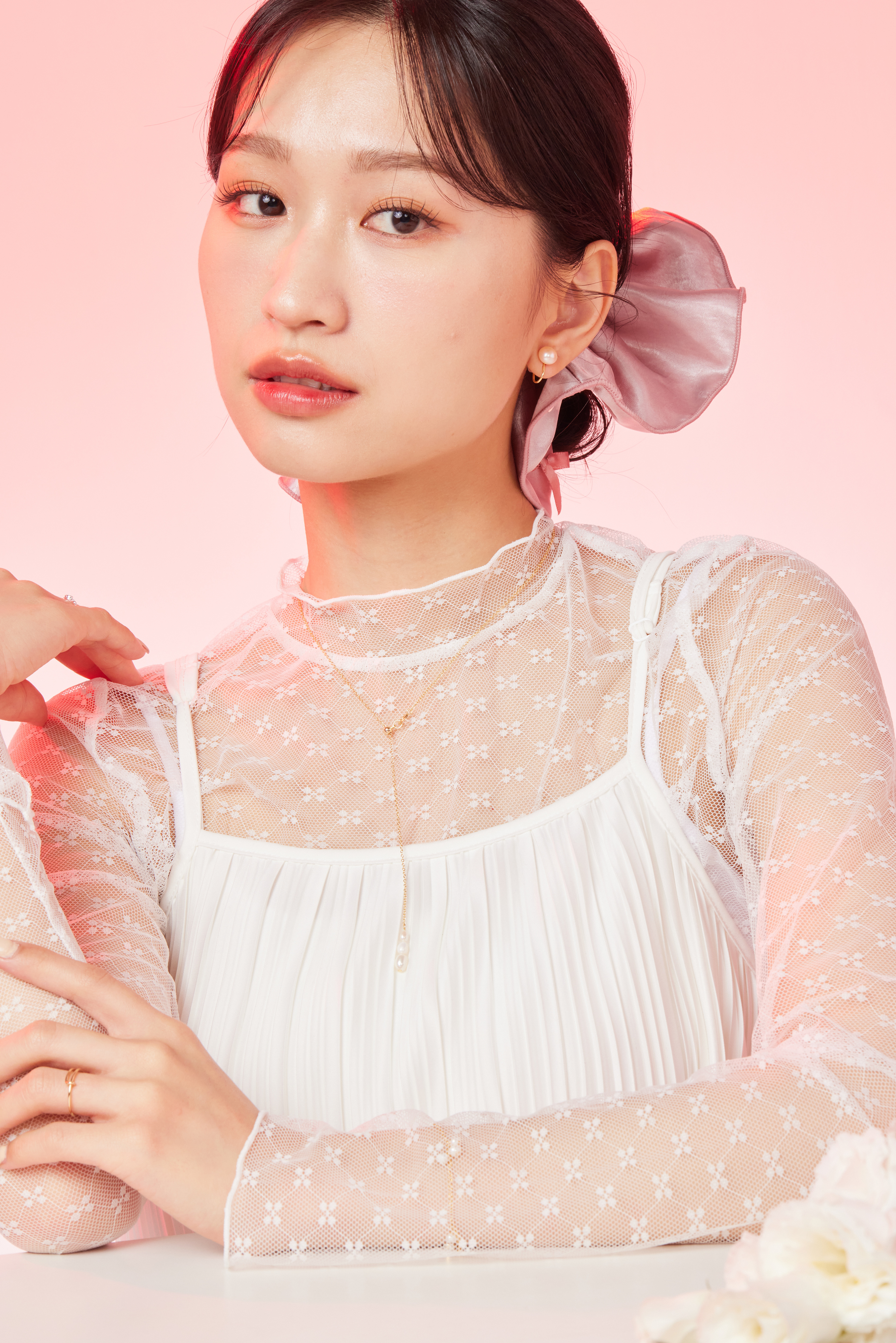 模特佩戴Y字項鍊的中景照，珍珠自然垂墜於鎖骨間。