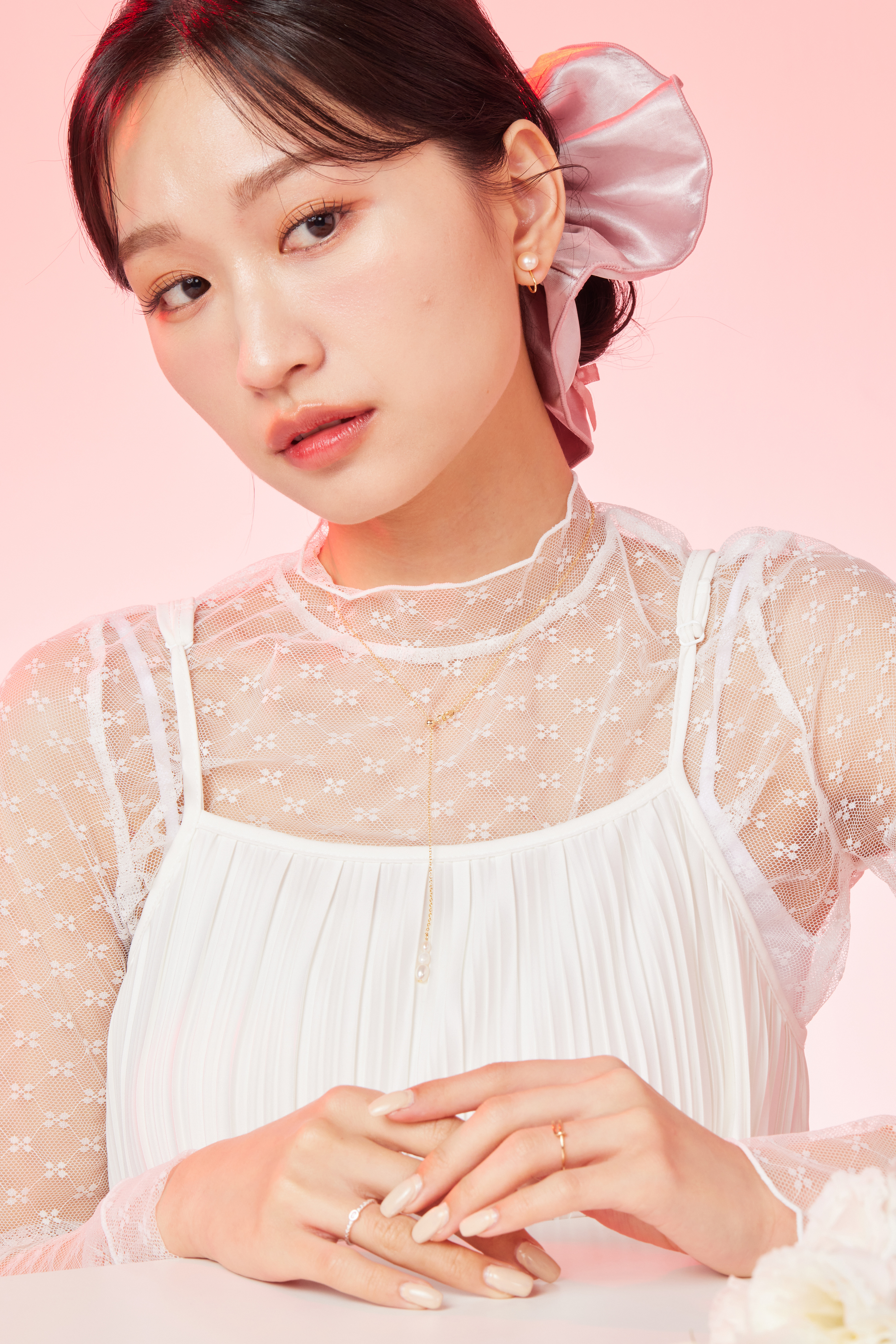 模特展示佩戴效果，Y字線條貼合身形。