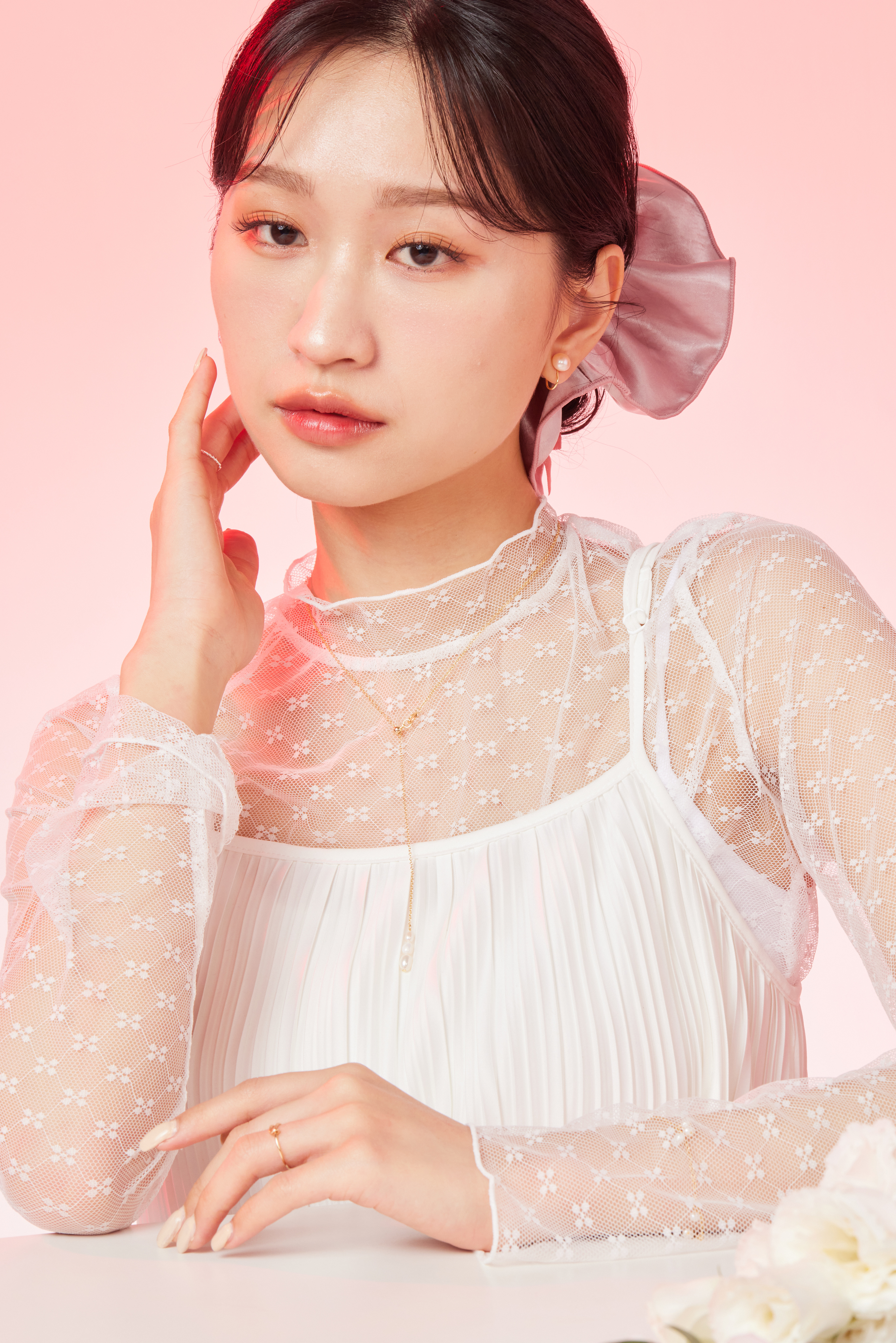 模特穿著甜美透膚搭配項鍊的穿搭展示照。