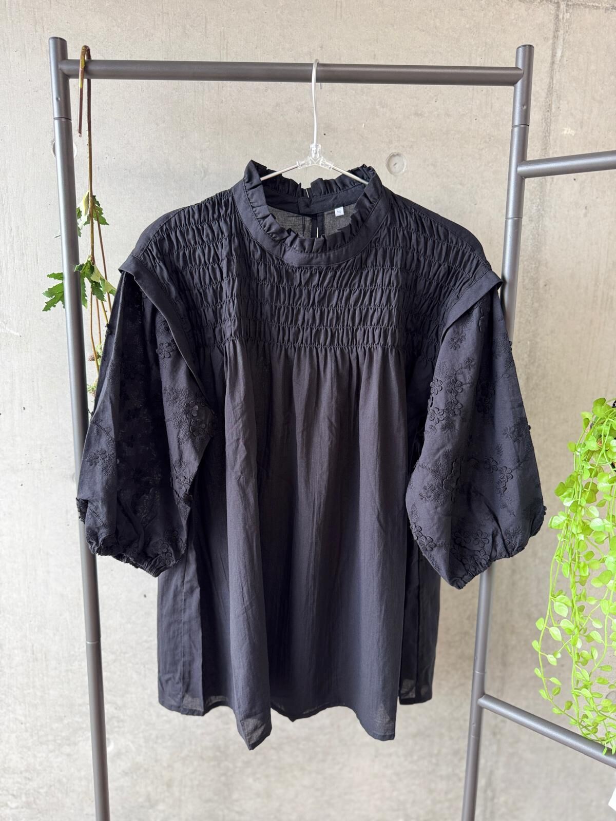 立體花朵刺繡皺摺高領上衣（兩色入）【日本直送】