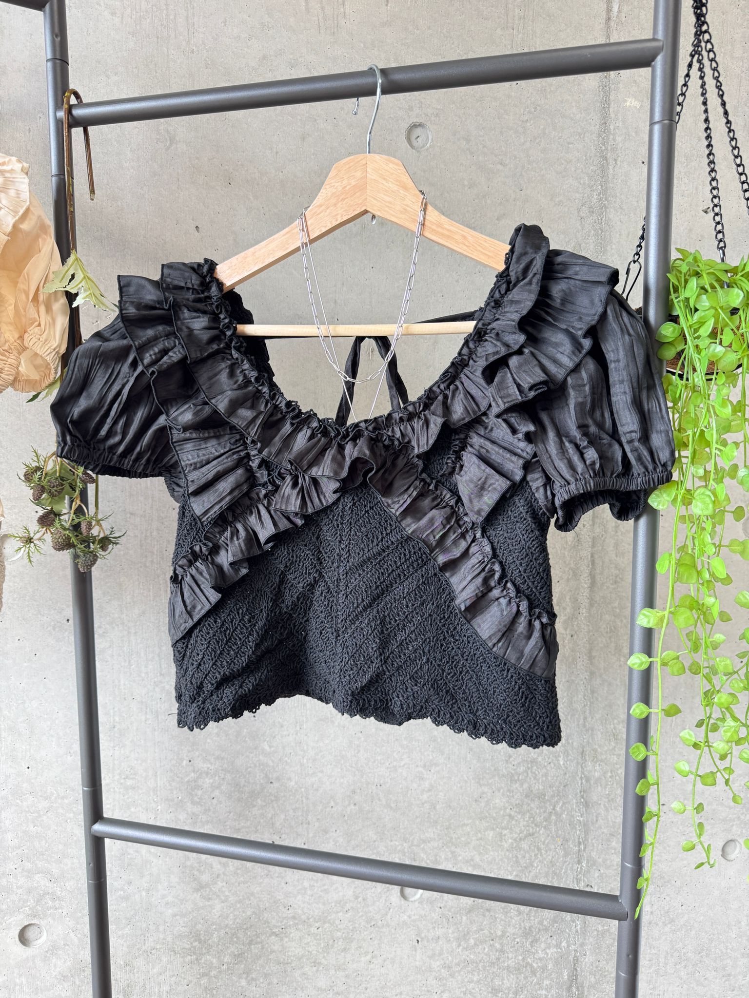 ｛Special Price} 浪漫花邊低U背針織闊領短款上衣（兩色入）【日本直送】