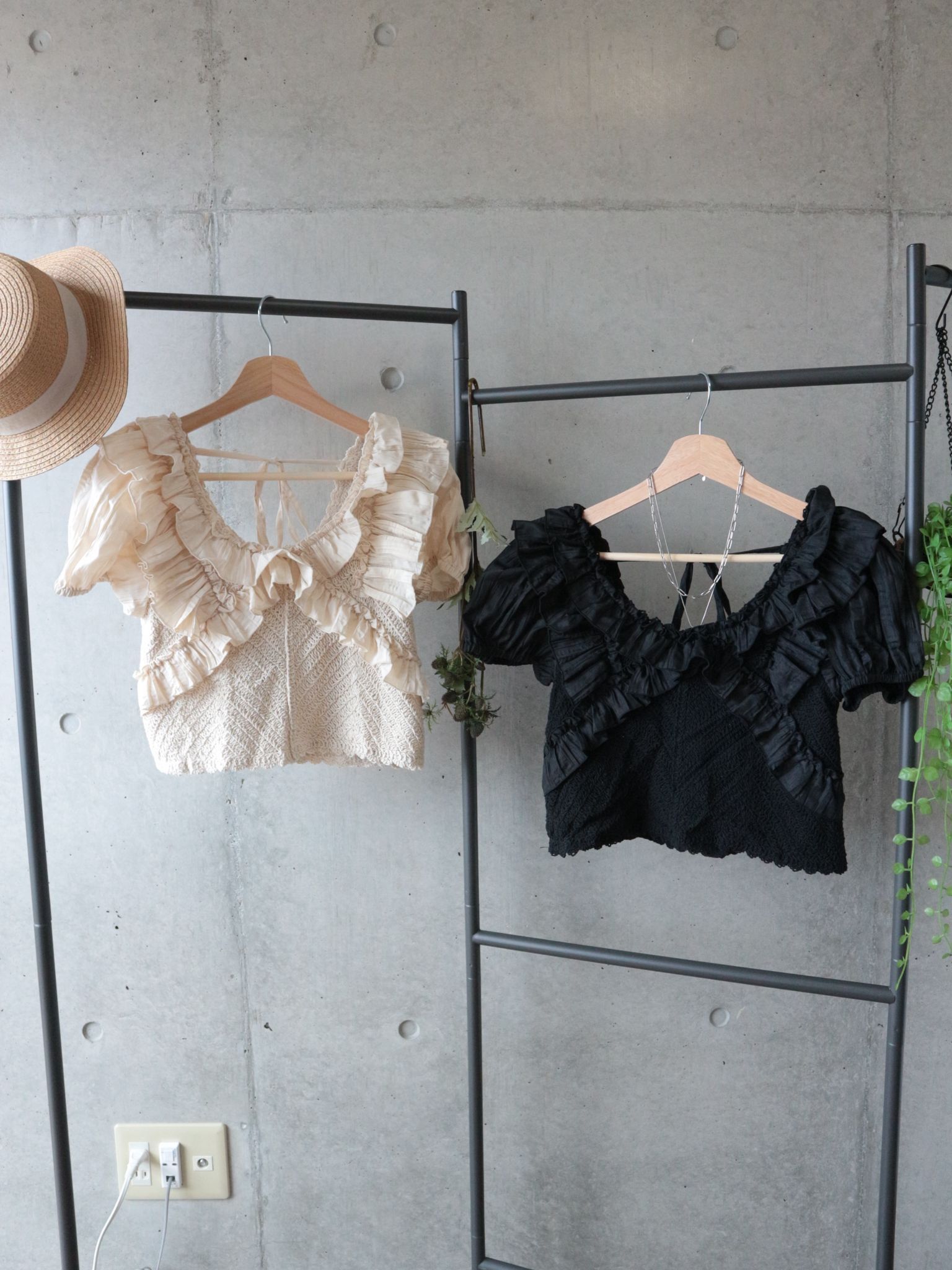 ｛Special Price} 浪漫花邊低U背針織闊領短款上衣（兩色入）【日本直送】