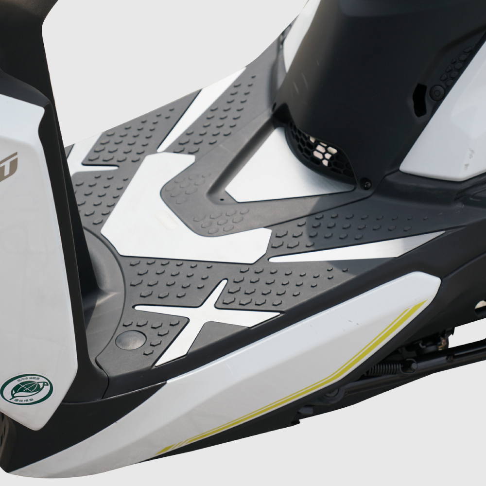 SYM DRG 158｜金屬髮絲紋路腳踏飾板