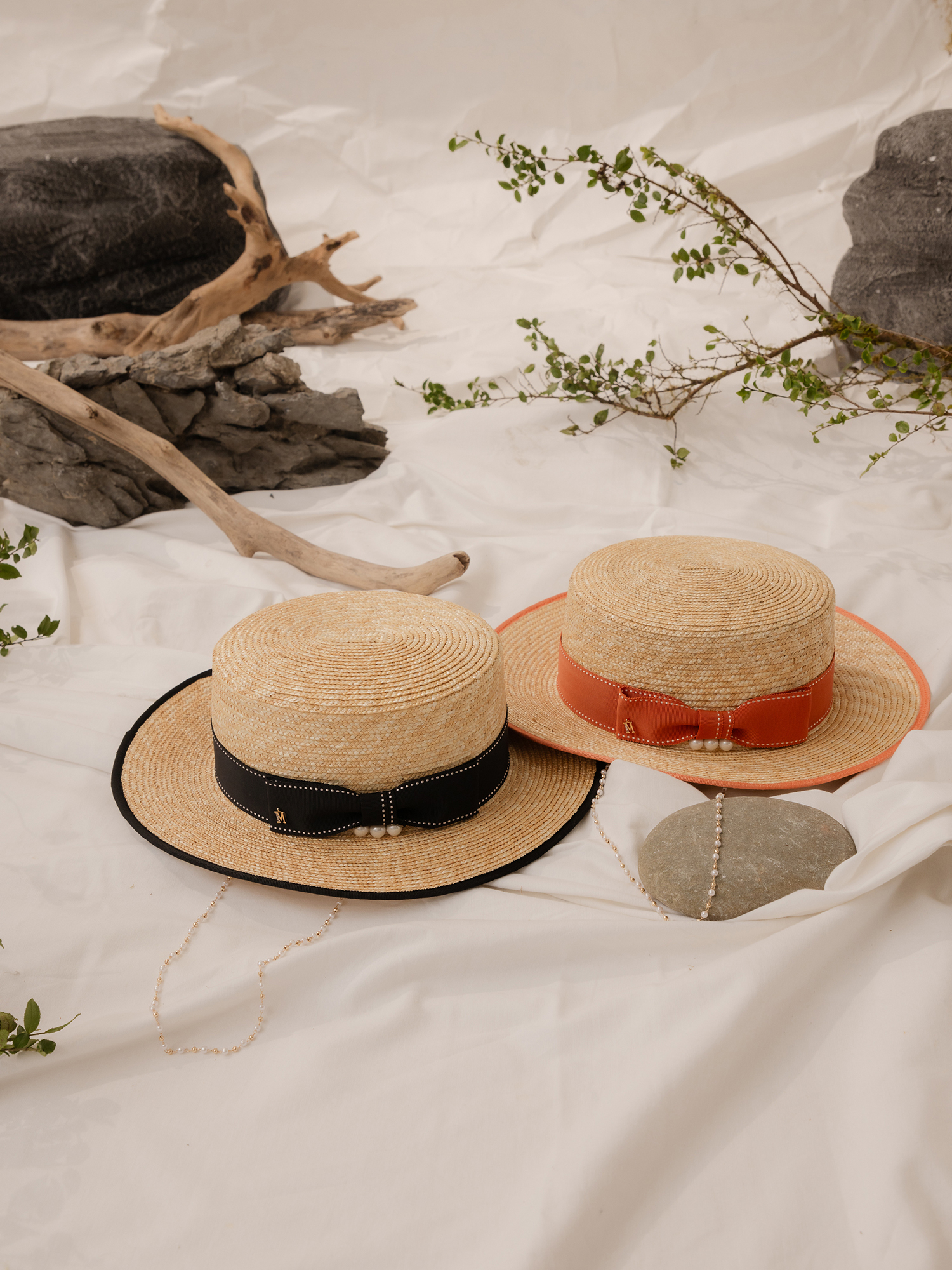 城市裡的遊客。MUCHAT手作蝶結珍珠平頂麥梗草帽 (黑)