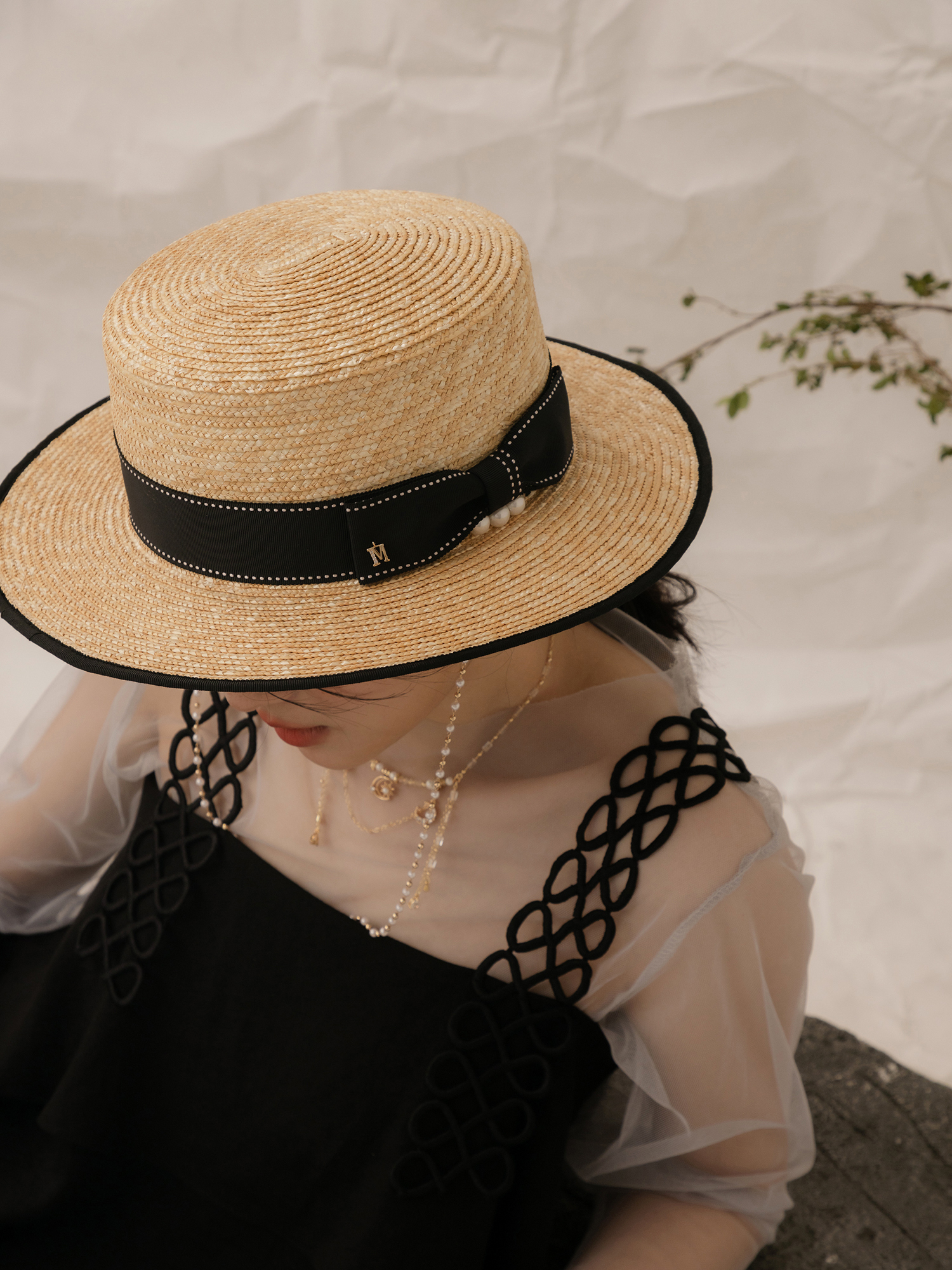 城市裡的遊客。MUCHAT手作蝶結珍珠平頂麥梗草帽 (黑)