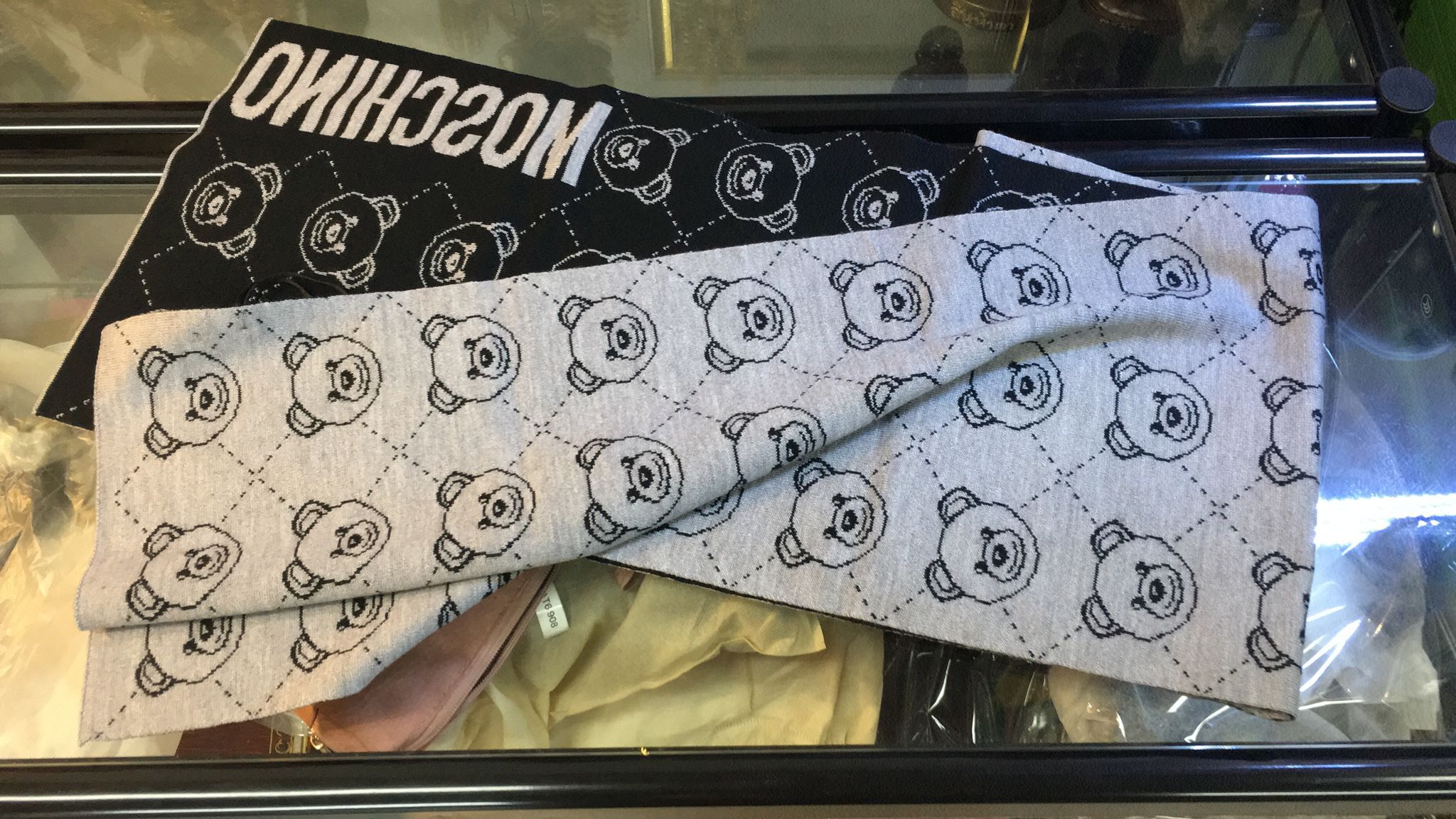 Moschino 意大利製頸巾,（此為清貨價貨品不設退換(AT6 663)