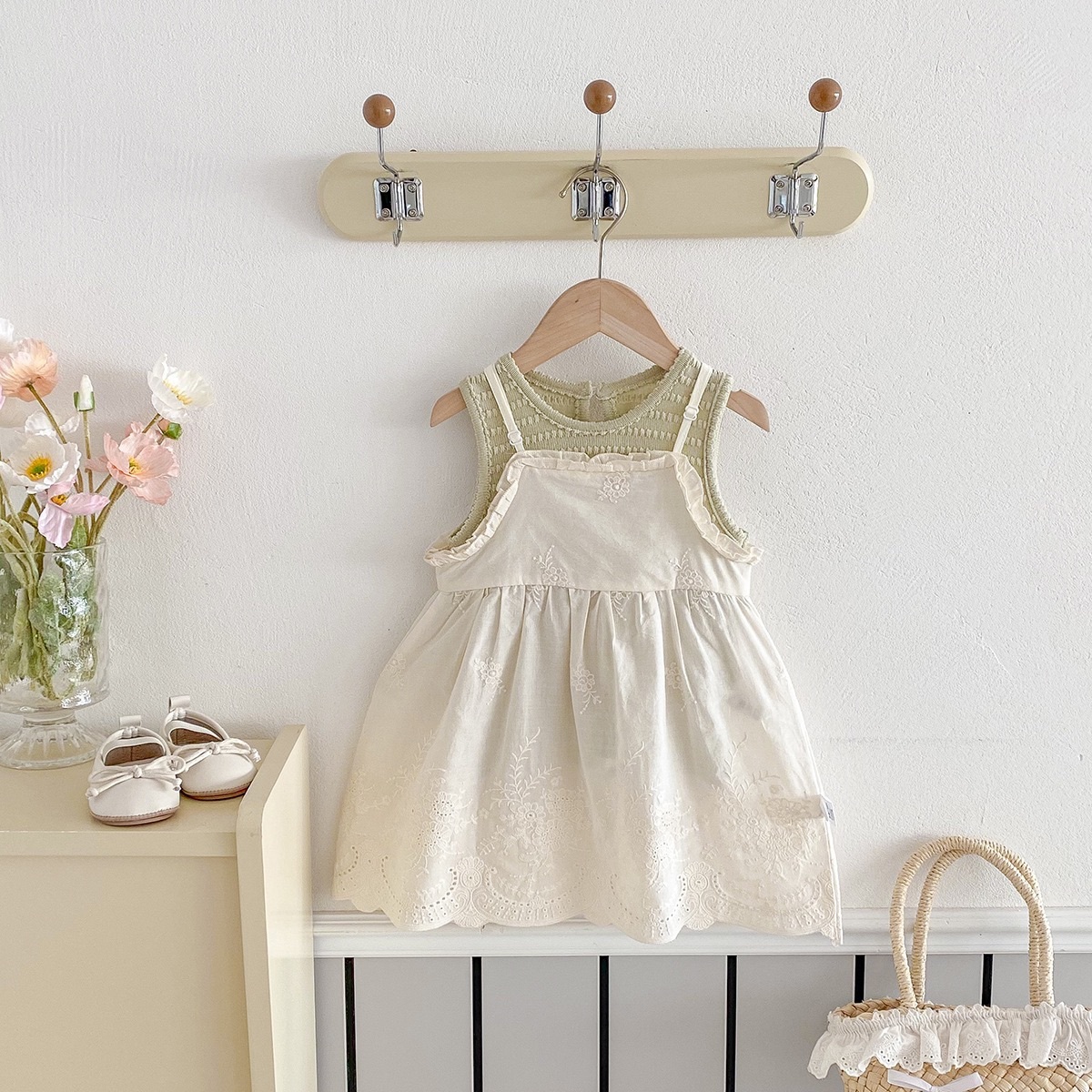 綠色背心+米白洋裝