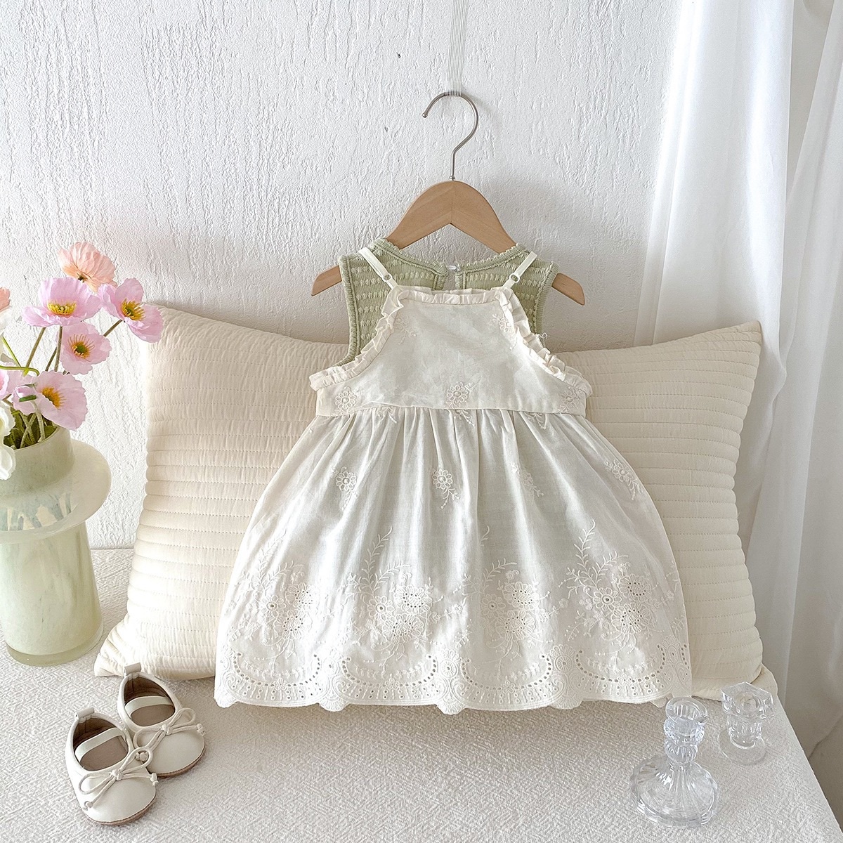 綠色背心+米白洋裝