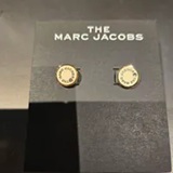 [US] MARC JACOBS CREAM M0017169-106 THE MEDALLION STUD EARRING, 191267899442 (SMJ541)