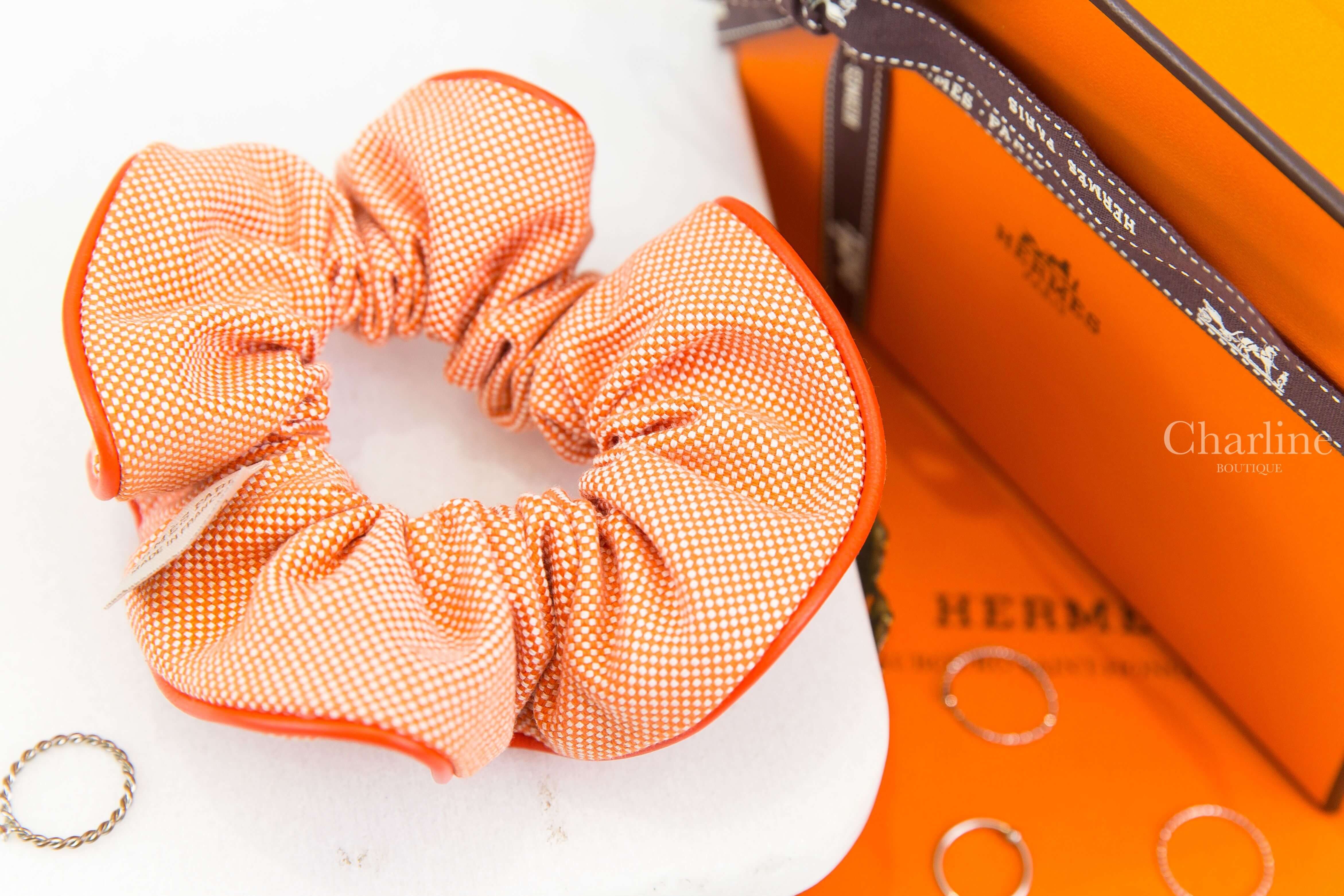 Hermès Claudia Plein Air Scrunchie 花田橘拼白色格紋小羊皮滾邊帆布棉質大腸圈髮束-Charline Boutique 精品代購