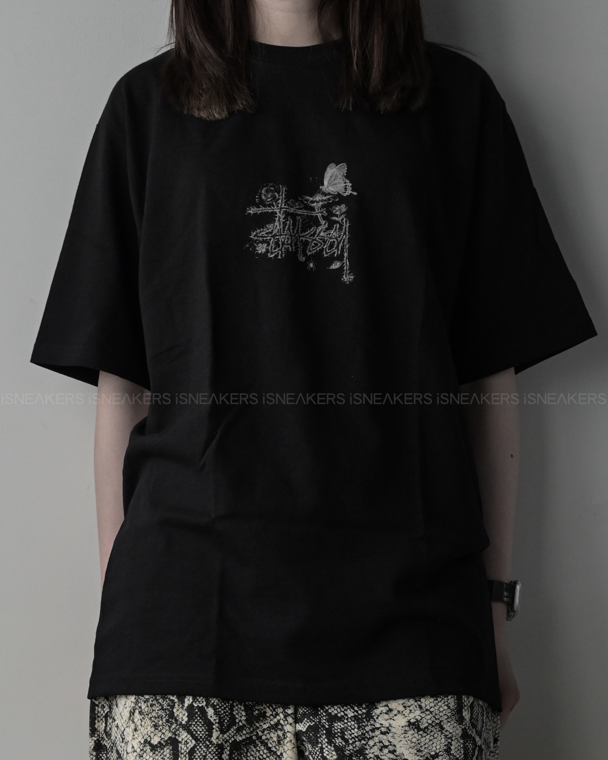 国内発送 送料関税込 日本完売品 STUSSY IN BLOOM TEE Tシャツ iSNEAKERS｜Stussy 25ss In Bloom Tee 荊棘蝴蝶