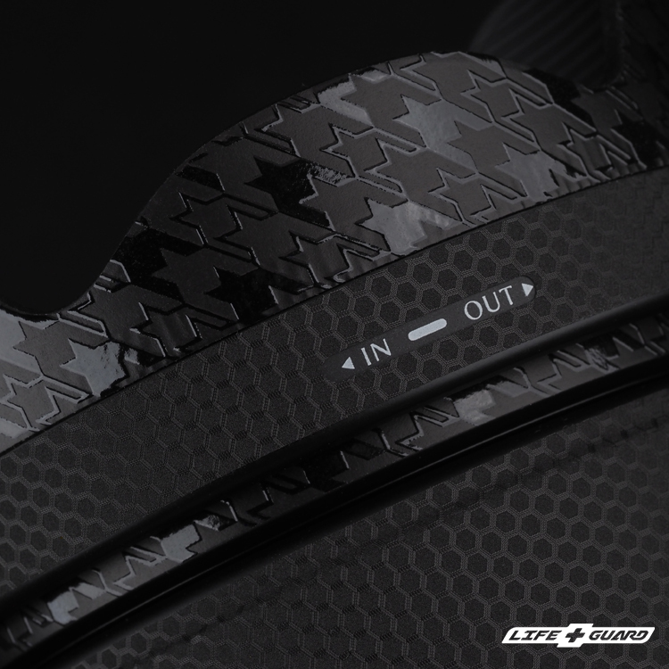 千鳥極黑貼膜質感特寫，LIFE+GUARD 設計風格