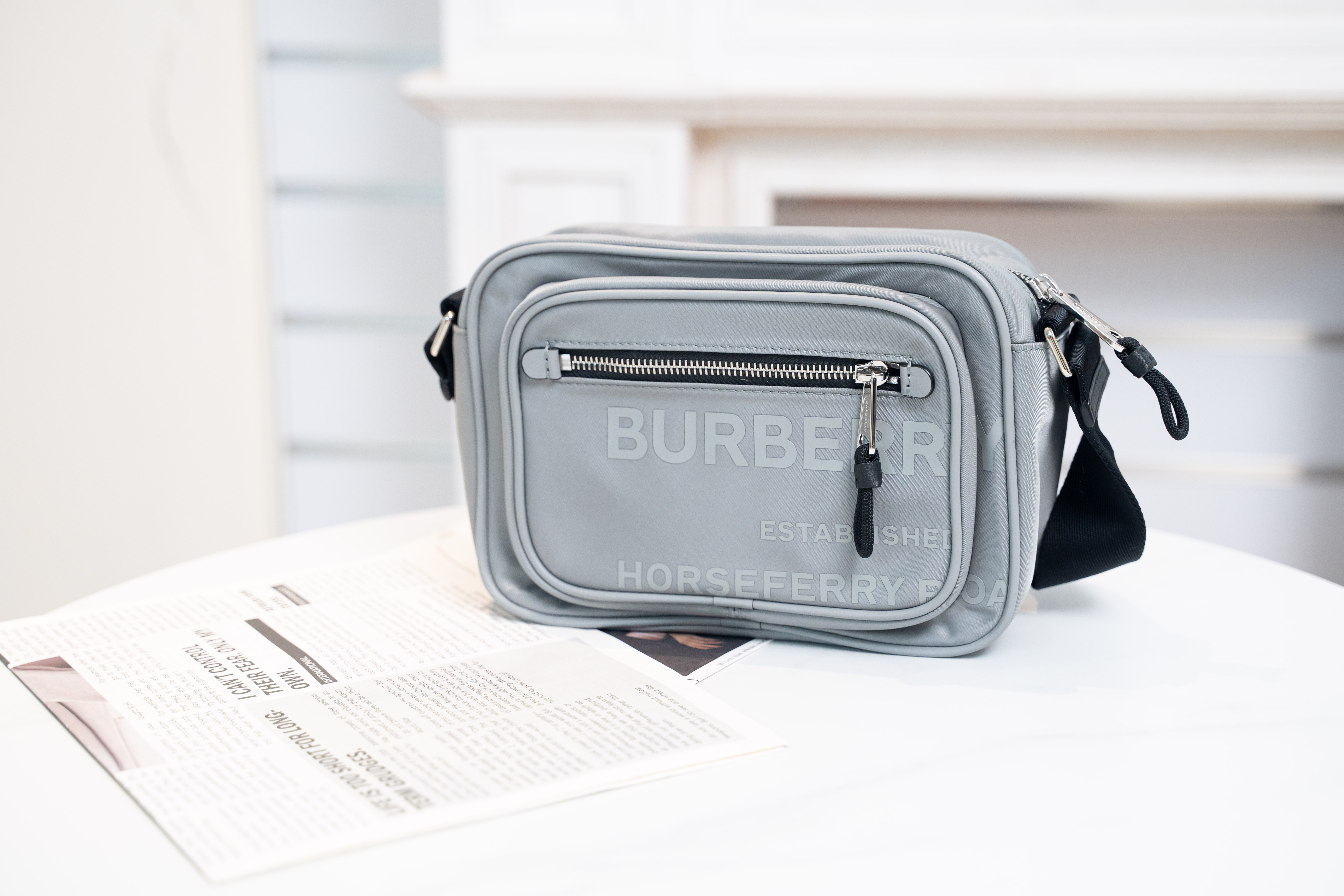 Burberry Horseferry 經典品牌字母印花 相機袋 灰色