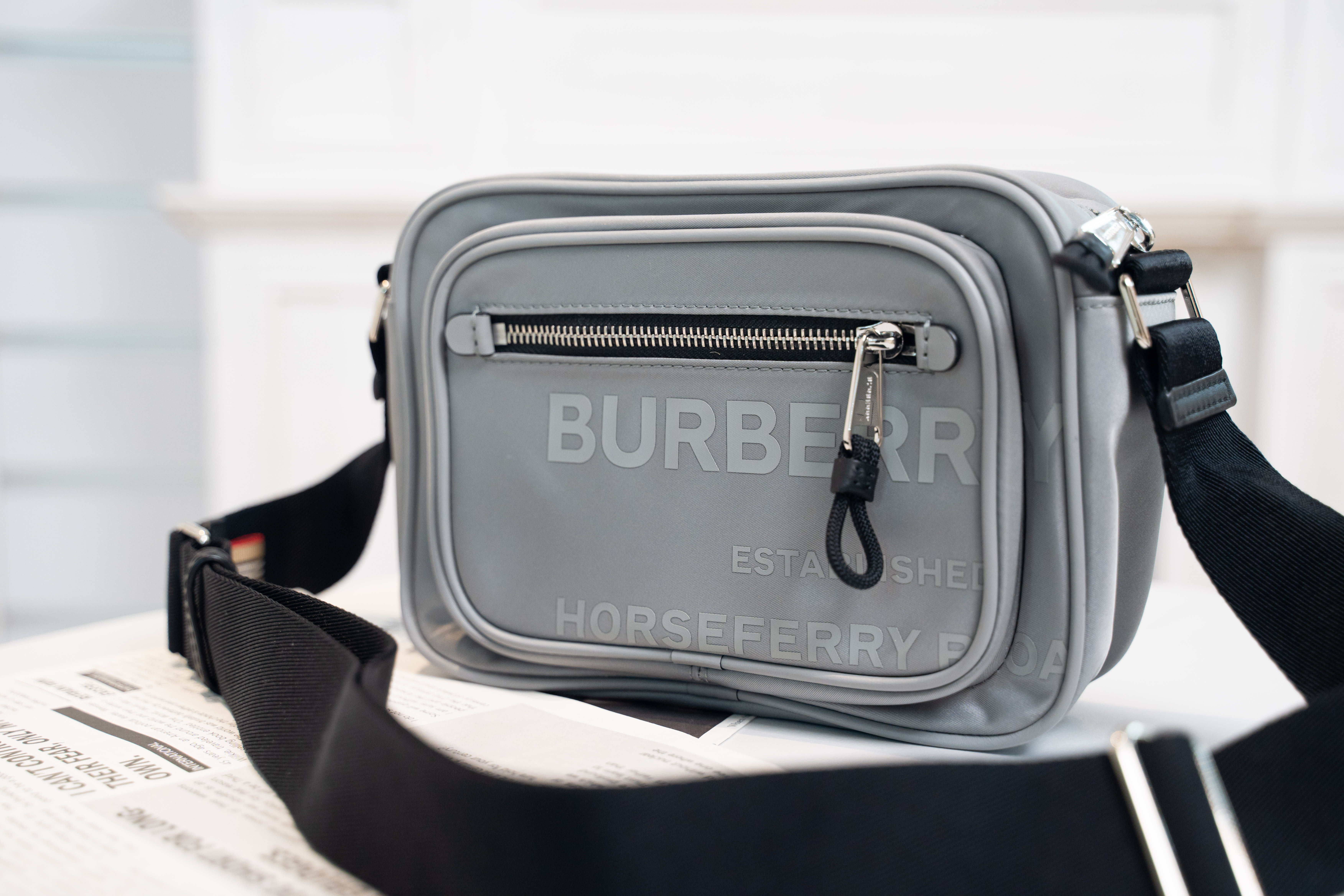 Burberry Horseferry 經典品牌字母印花 相機袋 灰色