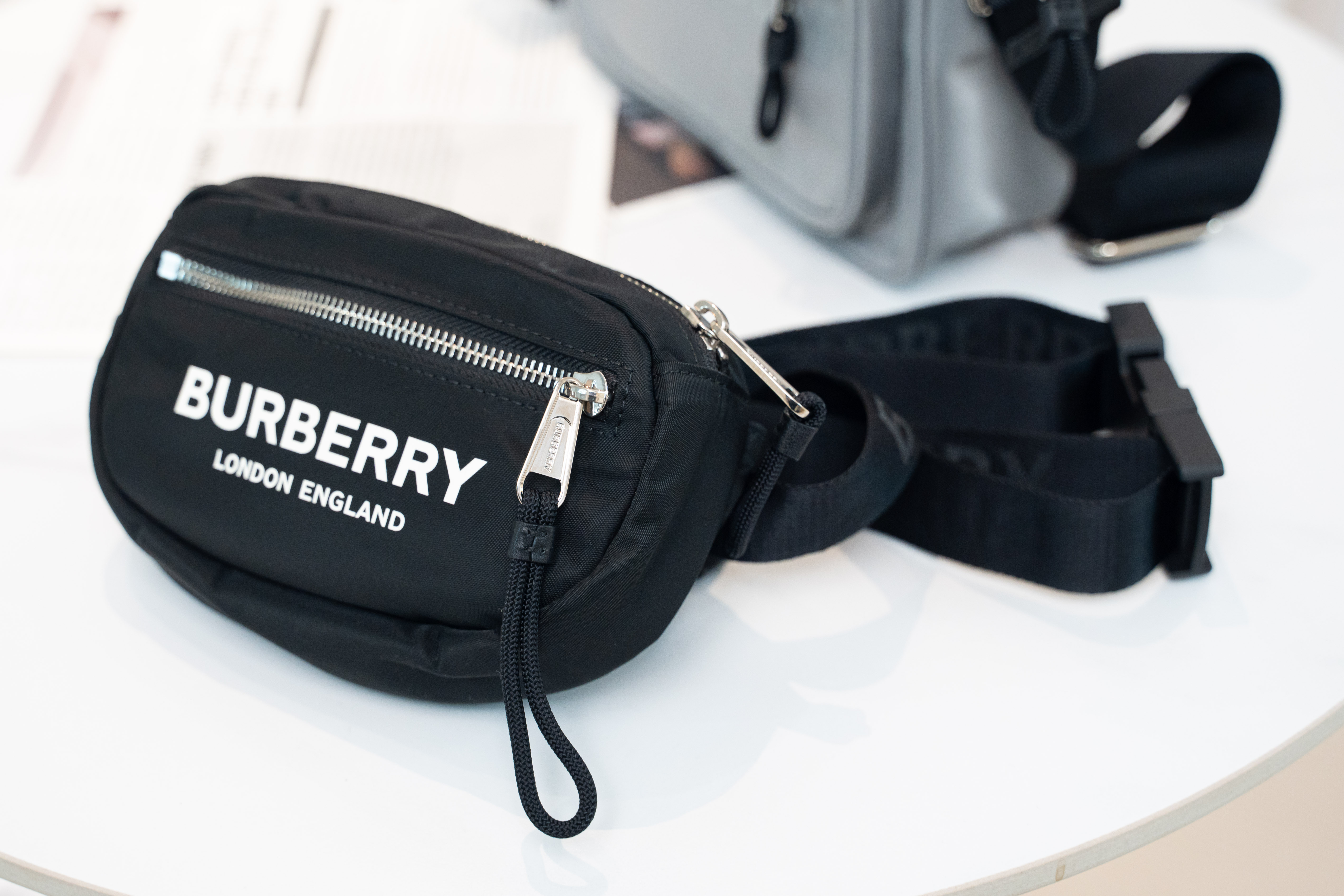 Burberry 字母Logo印花 相機包 小號 黑色