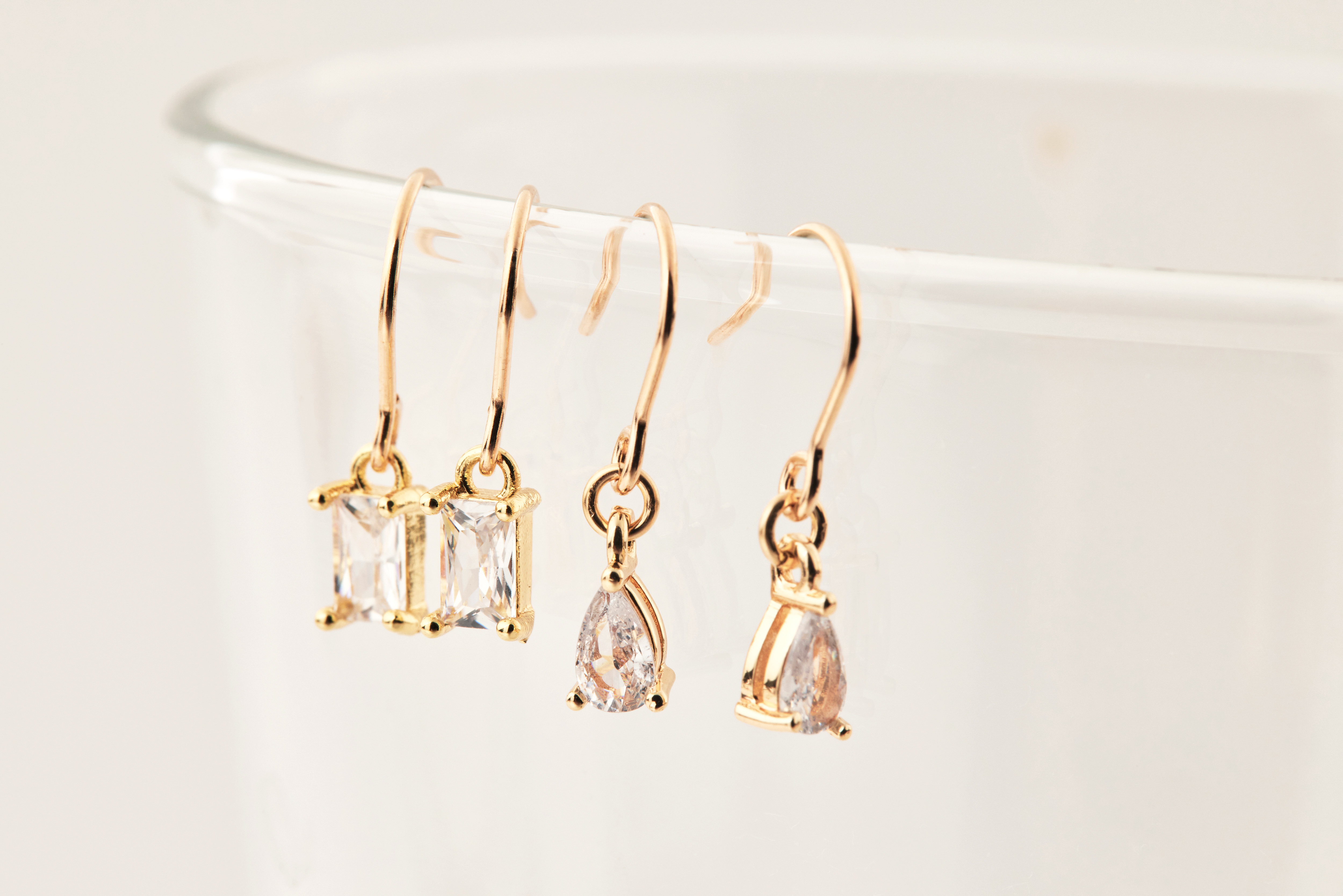 方形鋯石耳環與另一款耳環一同陳列，呈現混搭搭配感。