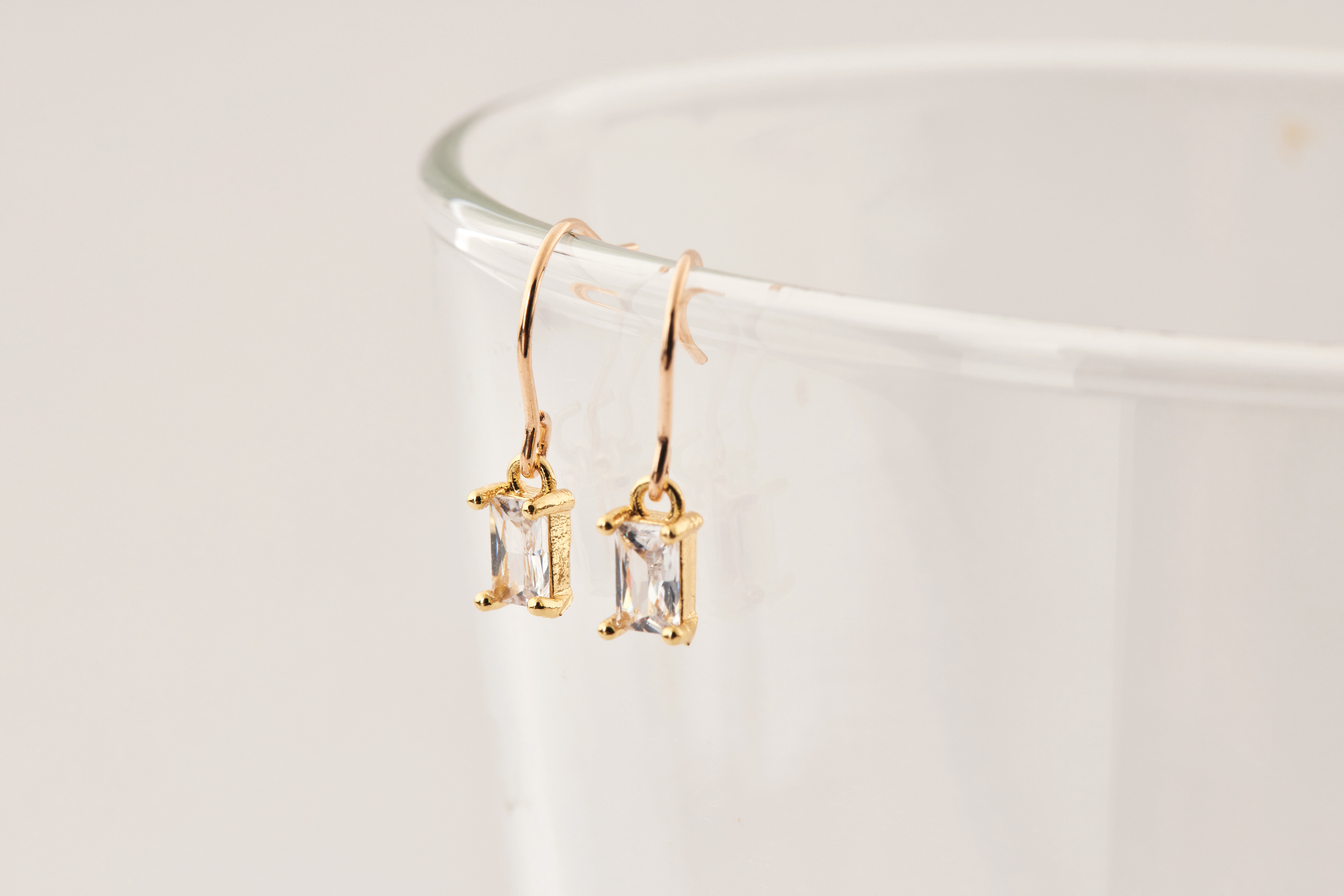 耳環正面特寫照，強調鋯石光澤與切割細節。