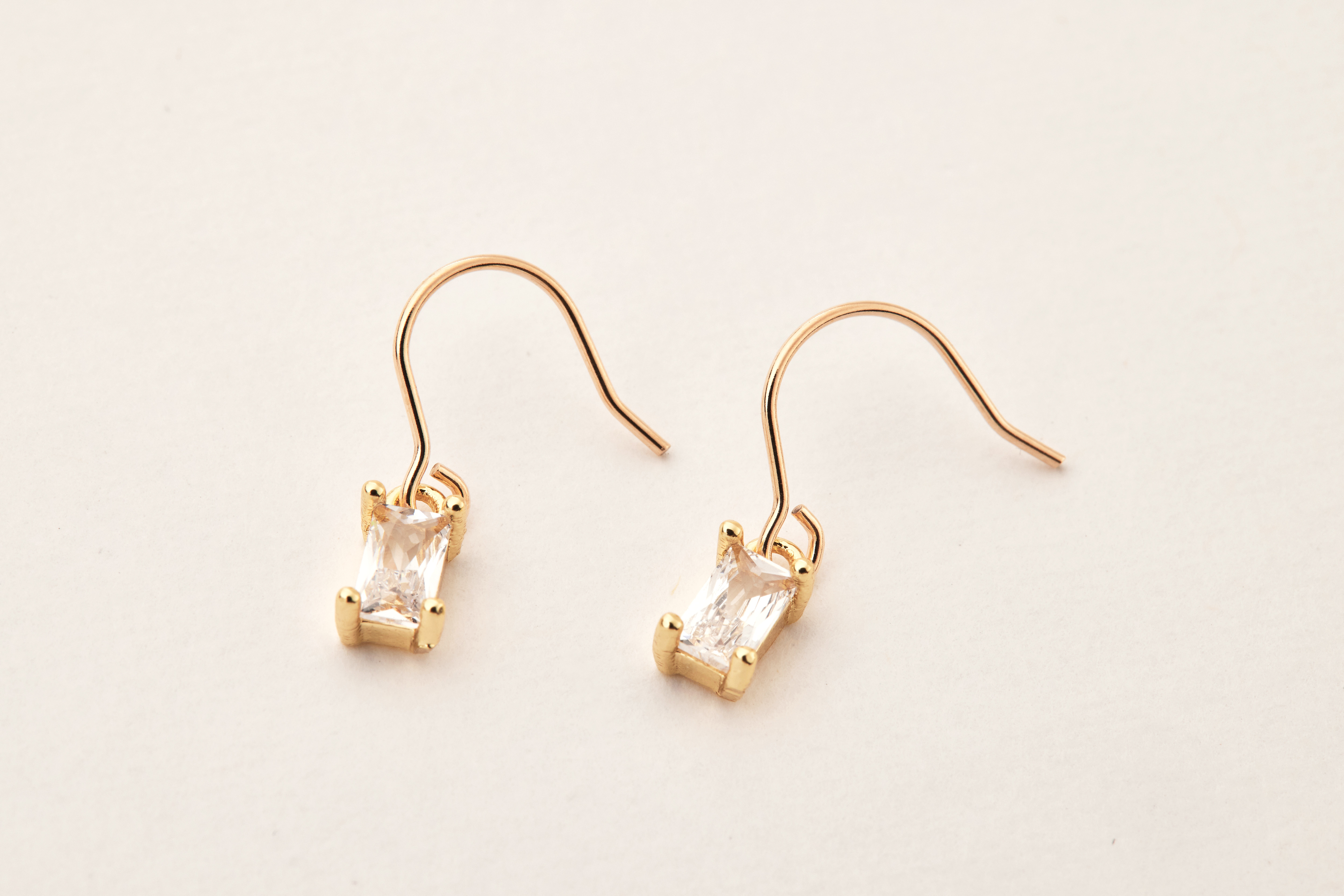 E2241 |14kgf方形鋯石耳環