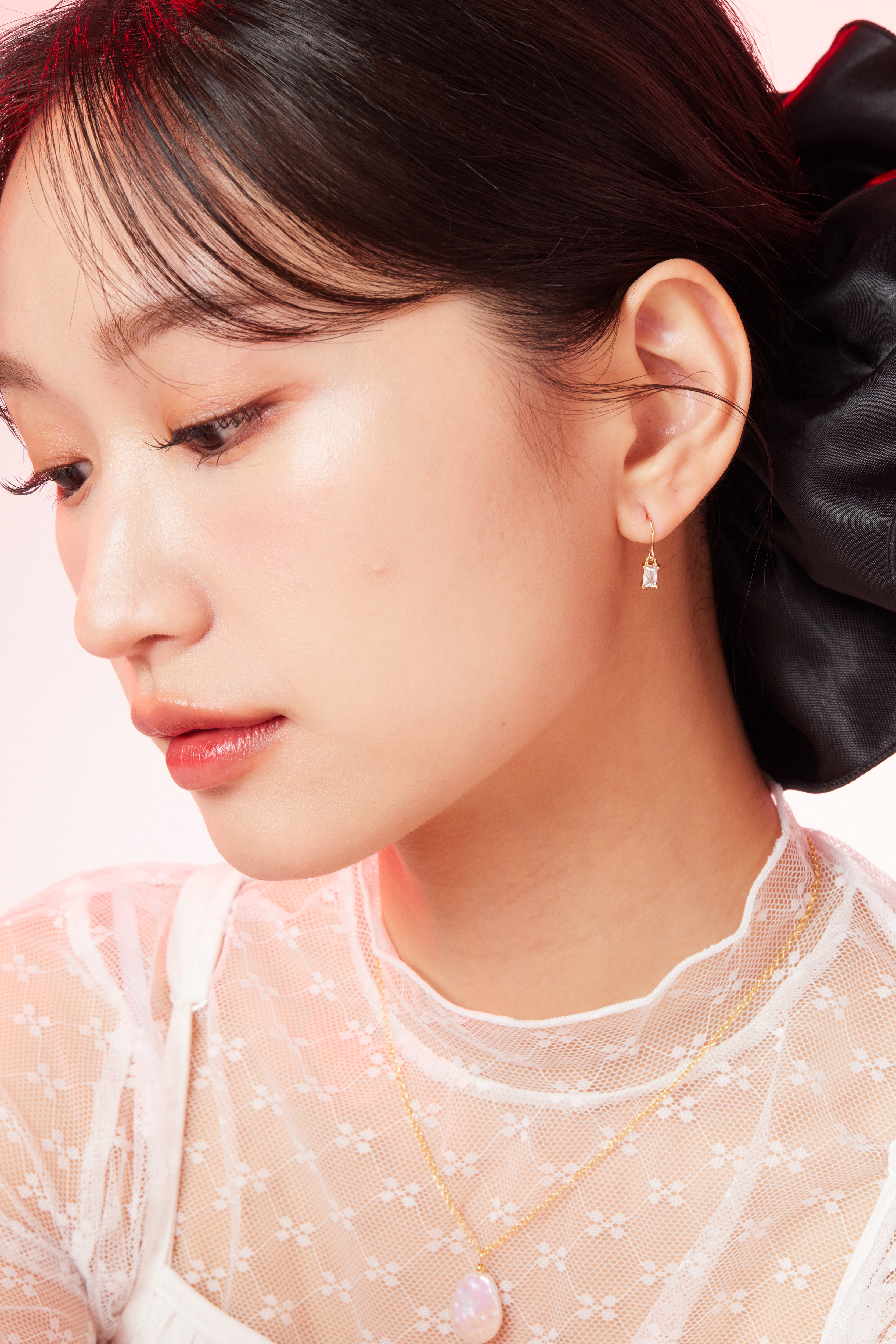 模特側面佩戴照，鋯石閃爍自然光。